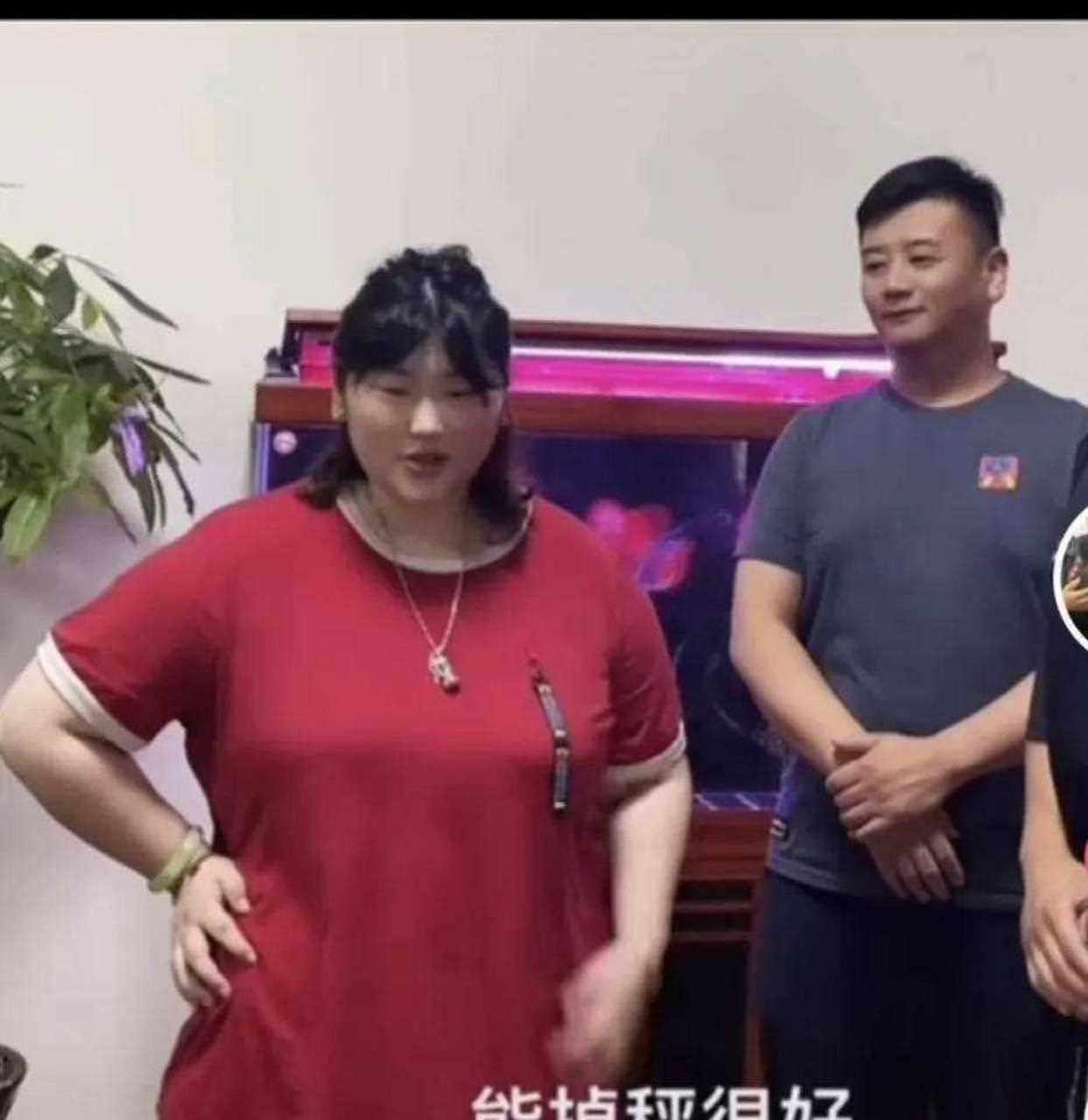 大衣哥女儿朱雪梅唱歌图片