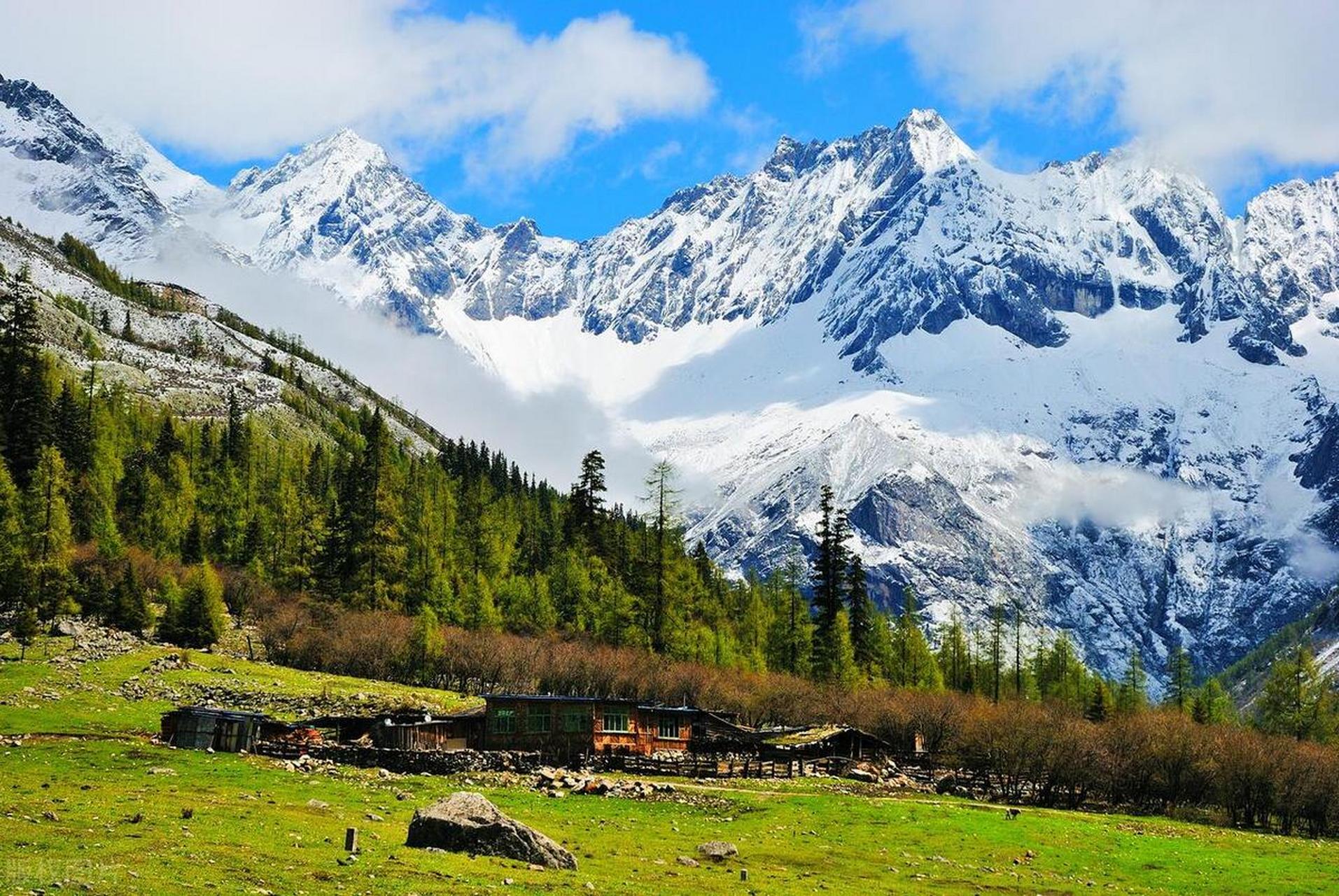 夏天的四姑娘山,真的很令人上头  四姑娘山属青藏高原邛崃山脉,由四座