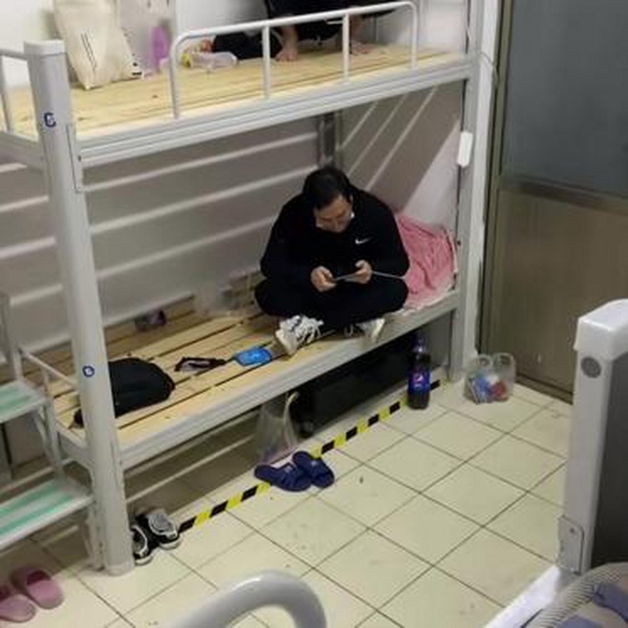 电子厂宿舍,我刚来的室友,这是准备随时提桶跑路吗