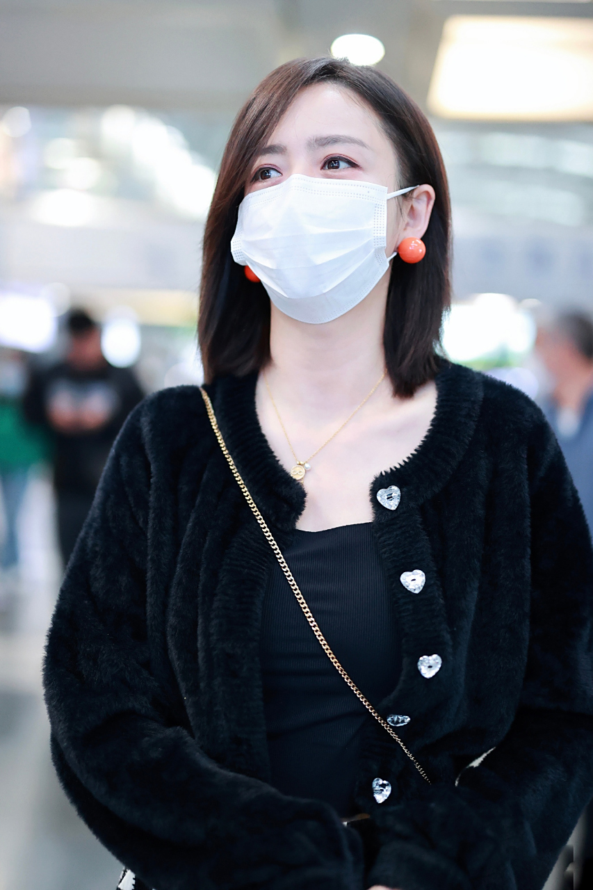 佟丽娅 最新机场街拍,毛绒短外套搭配棋盘格休闲裤,时尚舒适又保暖!