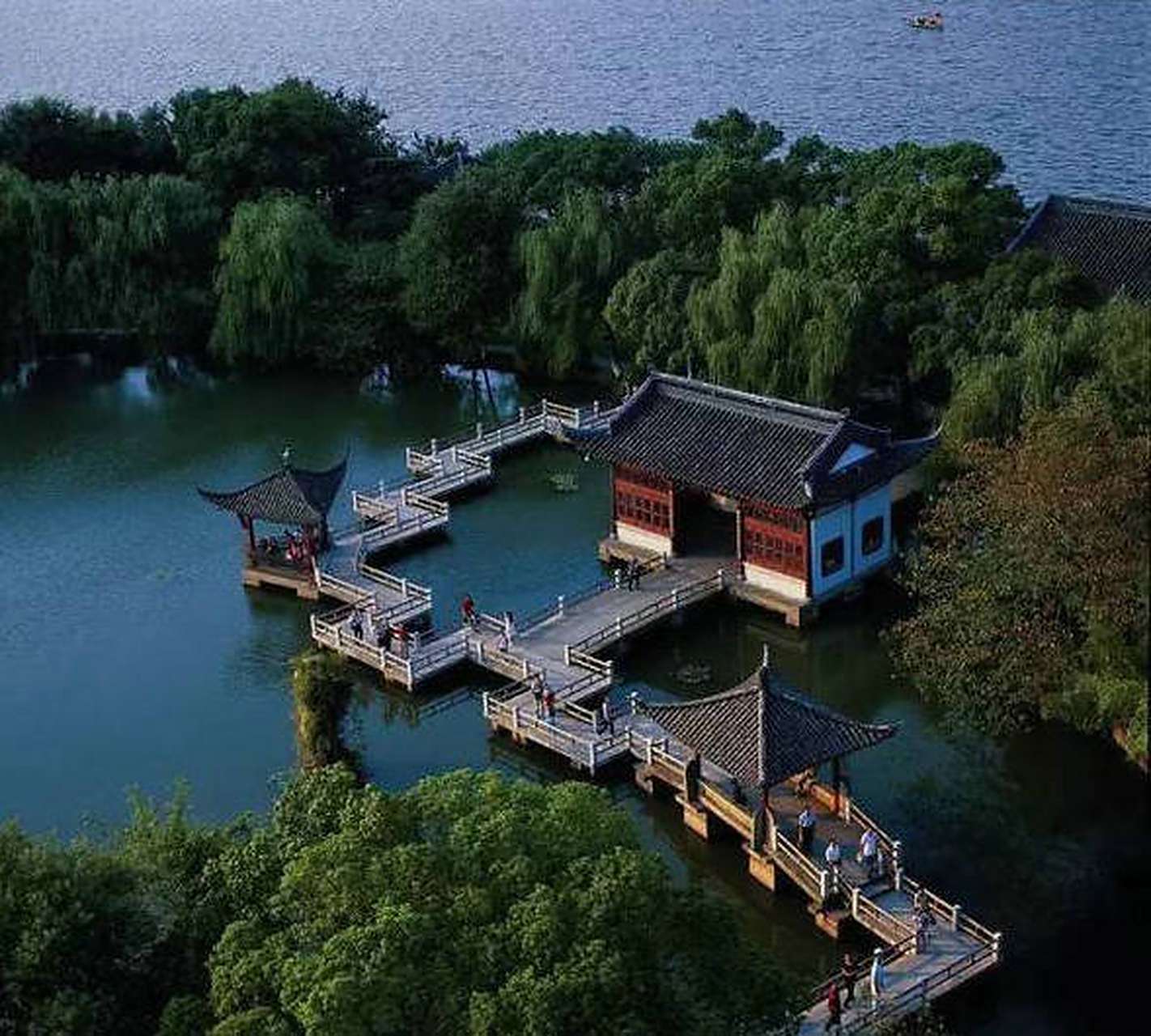 三潭印月岛上的九曲桥,有九转三十个弯,为全岛的中轴曲线.