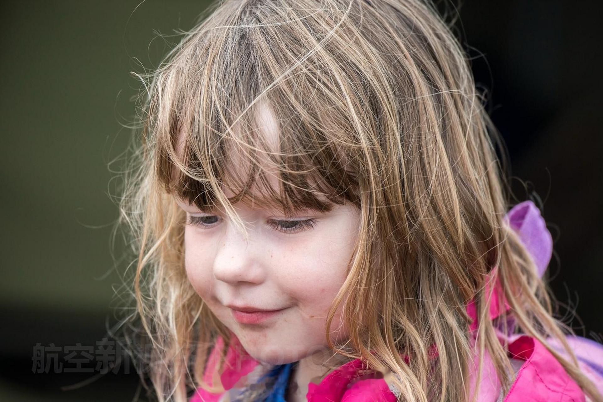 航展见闻:英国小女孩和英国皇家空军的女兵,这样的长相在英国算长得