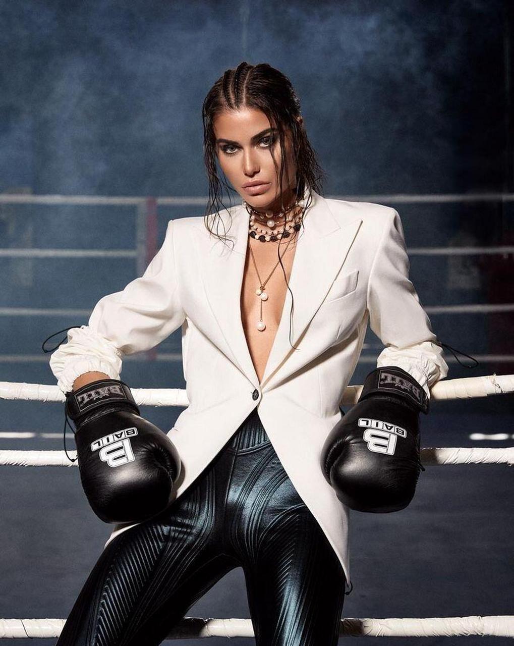 希腊超模贝拉·罗安娜,12月奥地利版《l officiel》boss lady摄影