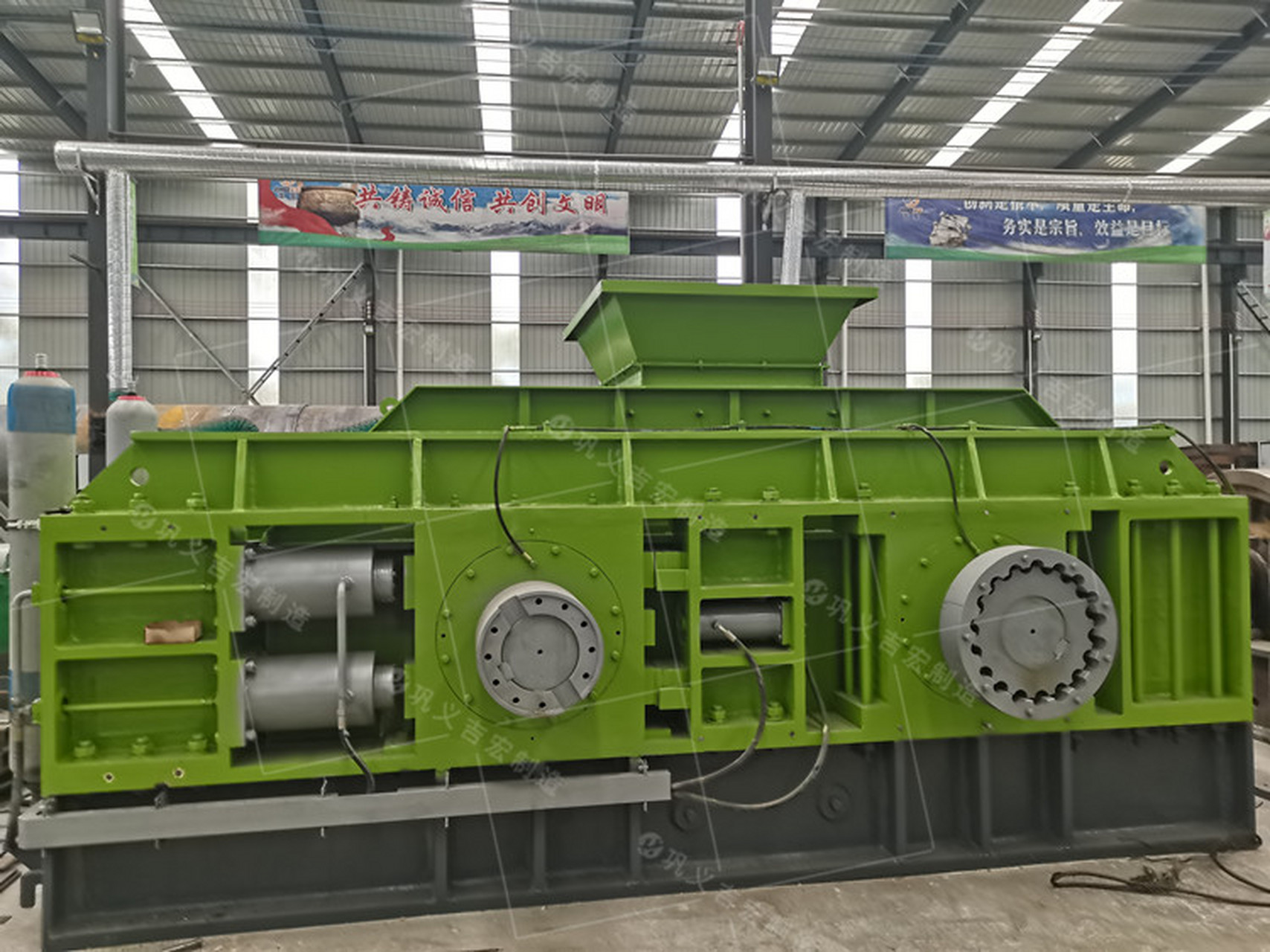 液压对辊制砂机也称为双辊破碎机,对辊机,对辊式破碎机,它采用了成熟