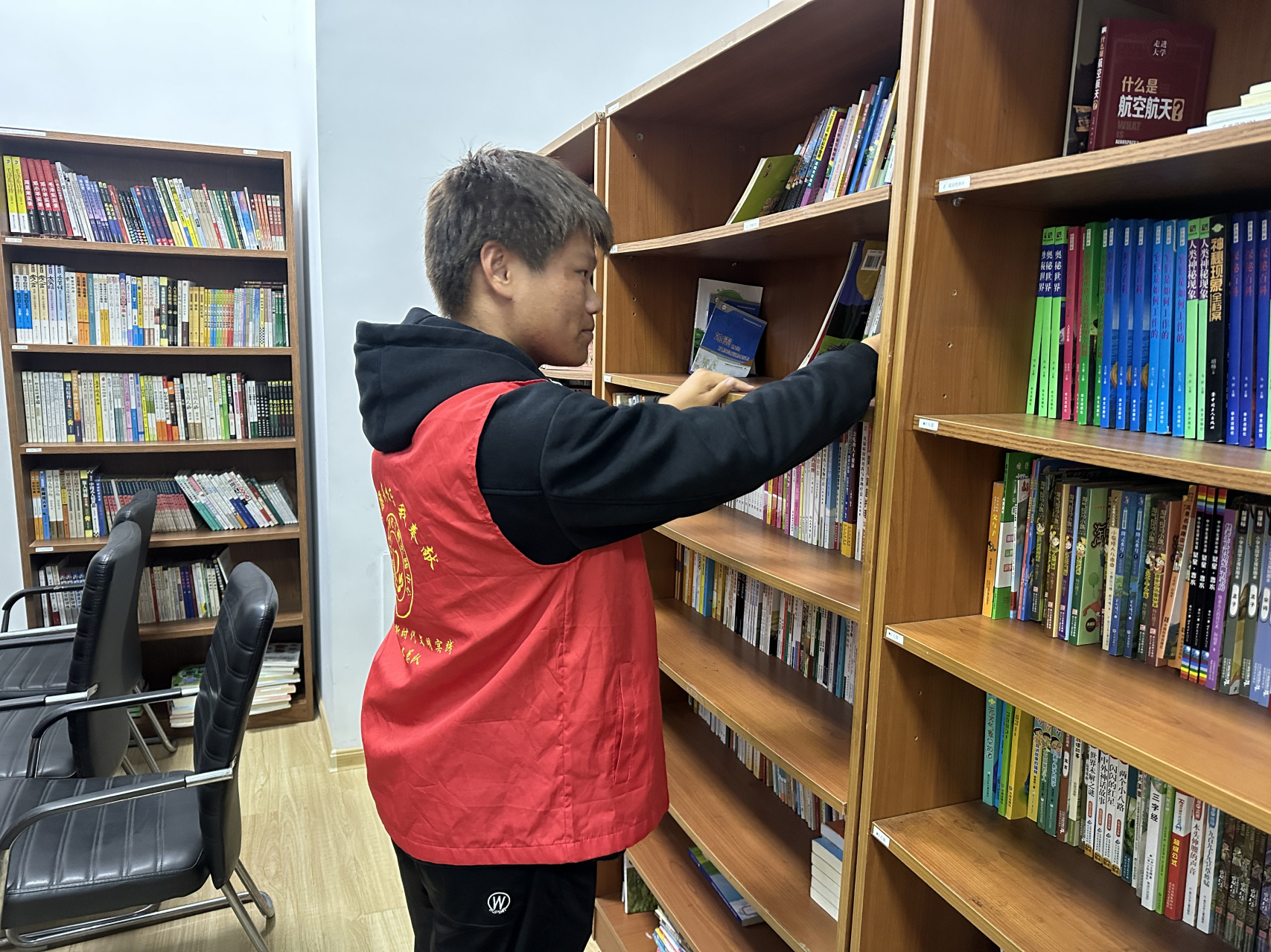 站开展图书整理志愿服务活动】为充分发挥社区书屋的服务功能和作用