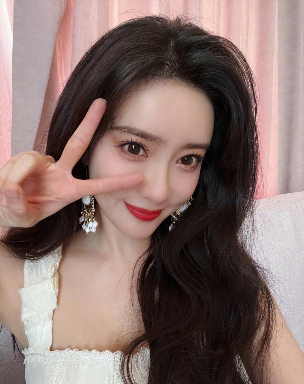 4月14日,娱乐圈知名狗仔"懂瓜呱"在个人账号上分享了一段自己跟拍女