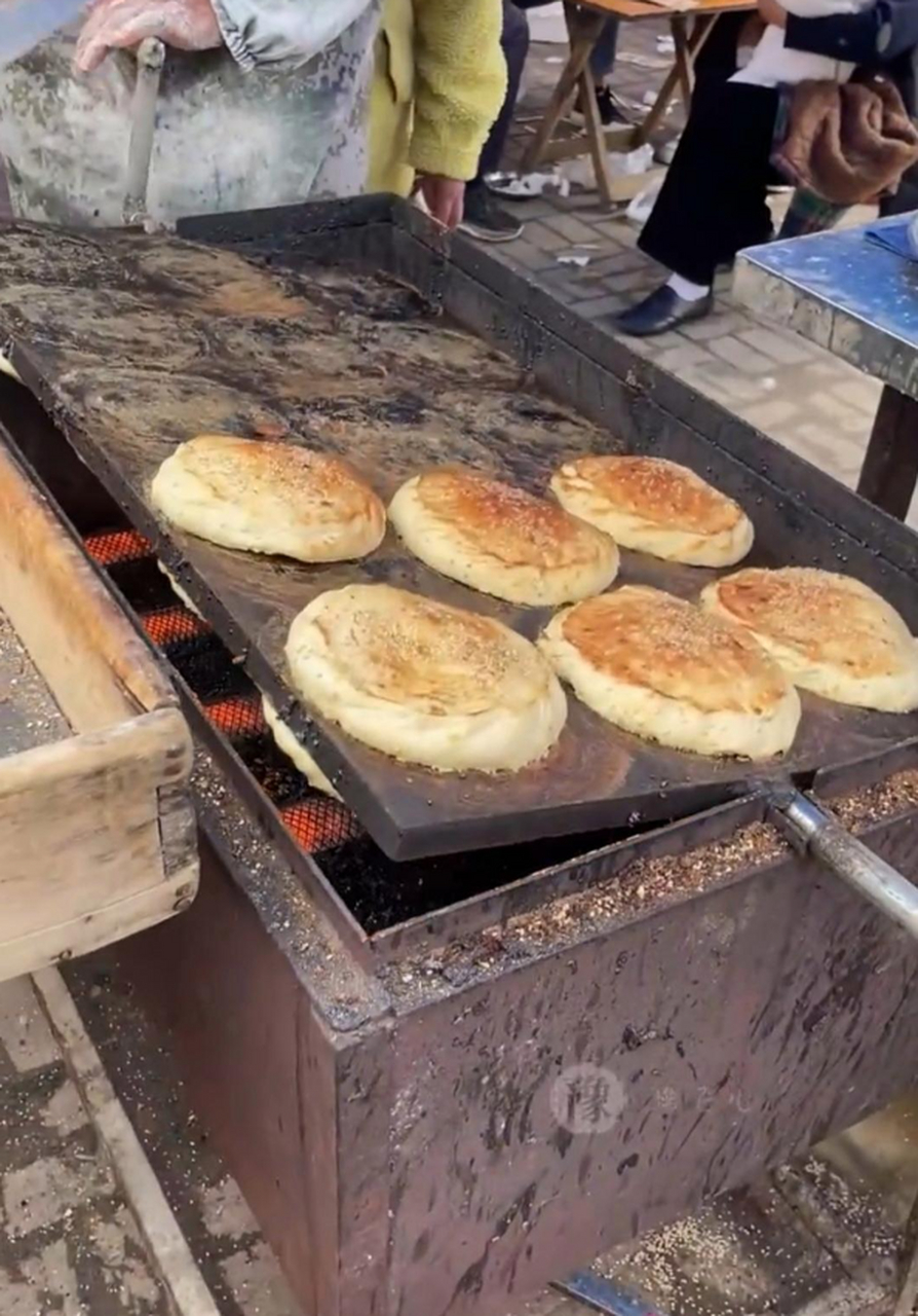 今天老板请我们吃铁板烧饼,一看就很香啊!