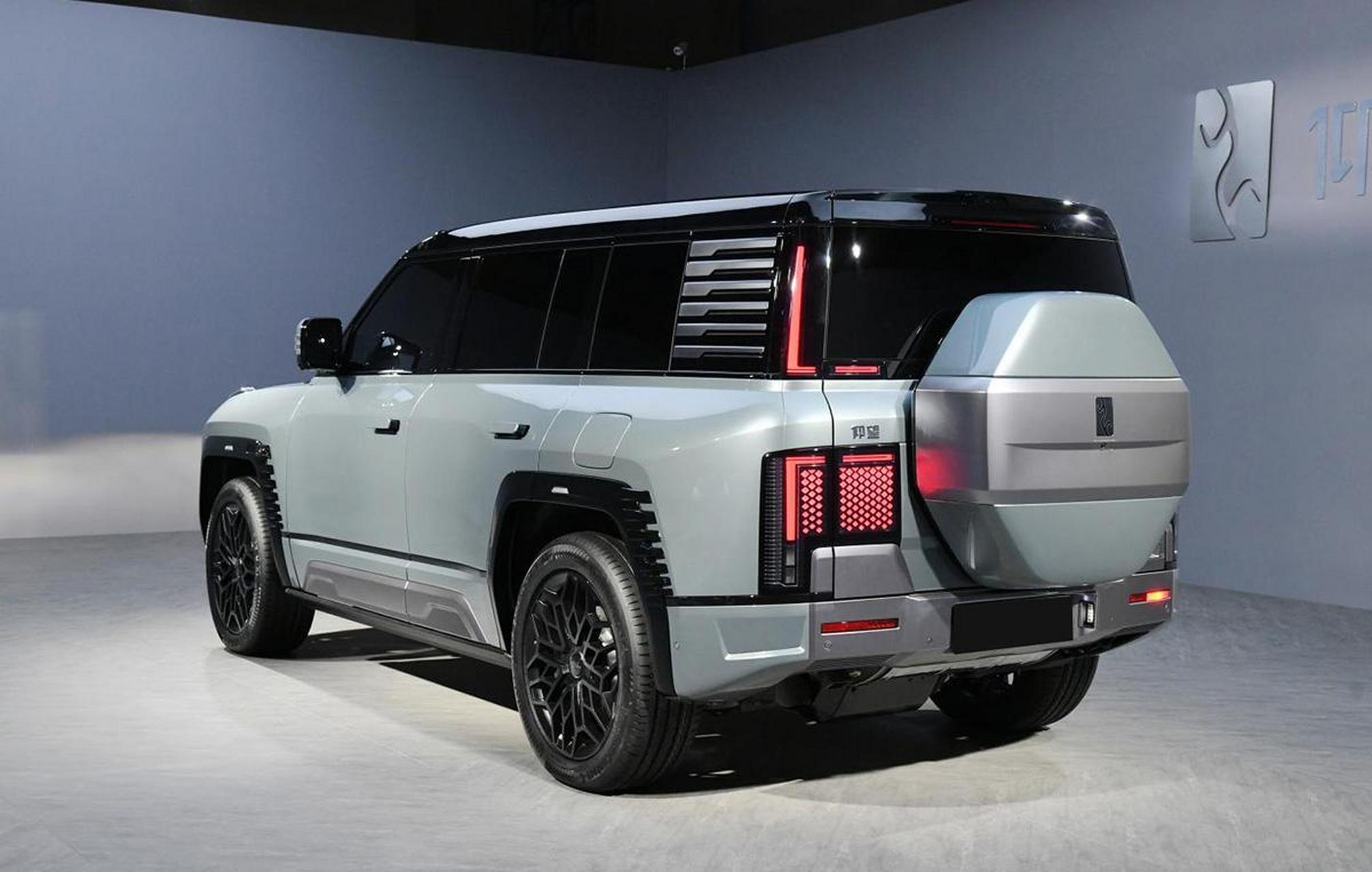 在上海车展开幕前夕,仰望u8的内饰图正式发布了,并且官方正式确认