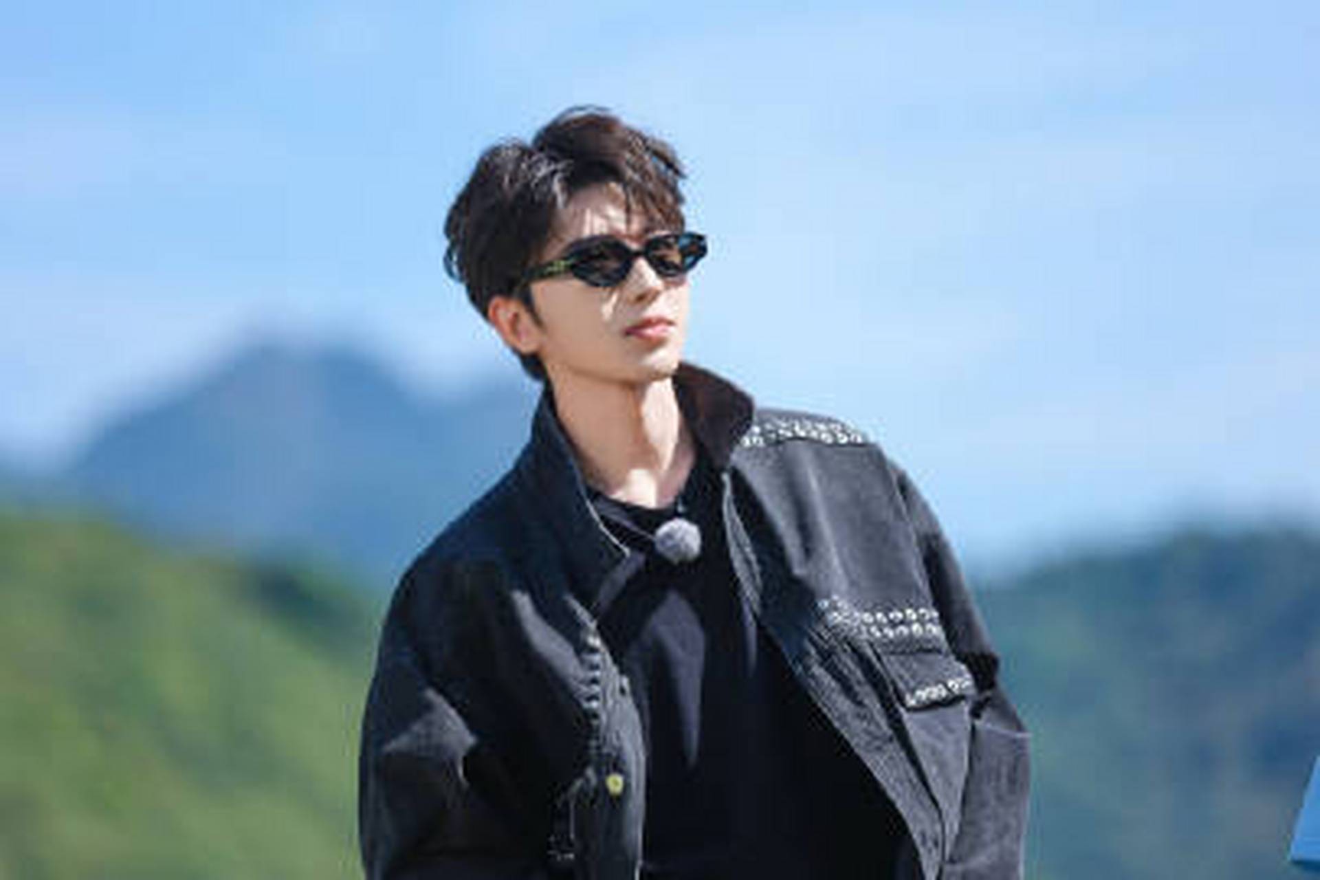 蔡徐坤奔跑吧墨镜牛仔衣造型,真的是太帅了呀坤坤今晚见