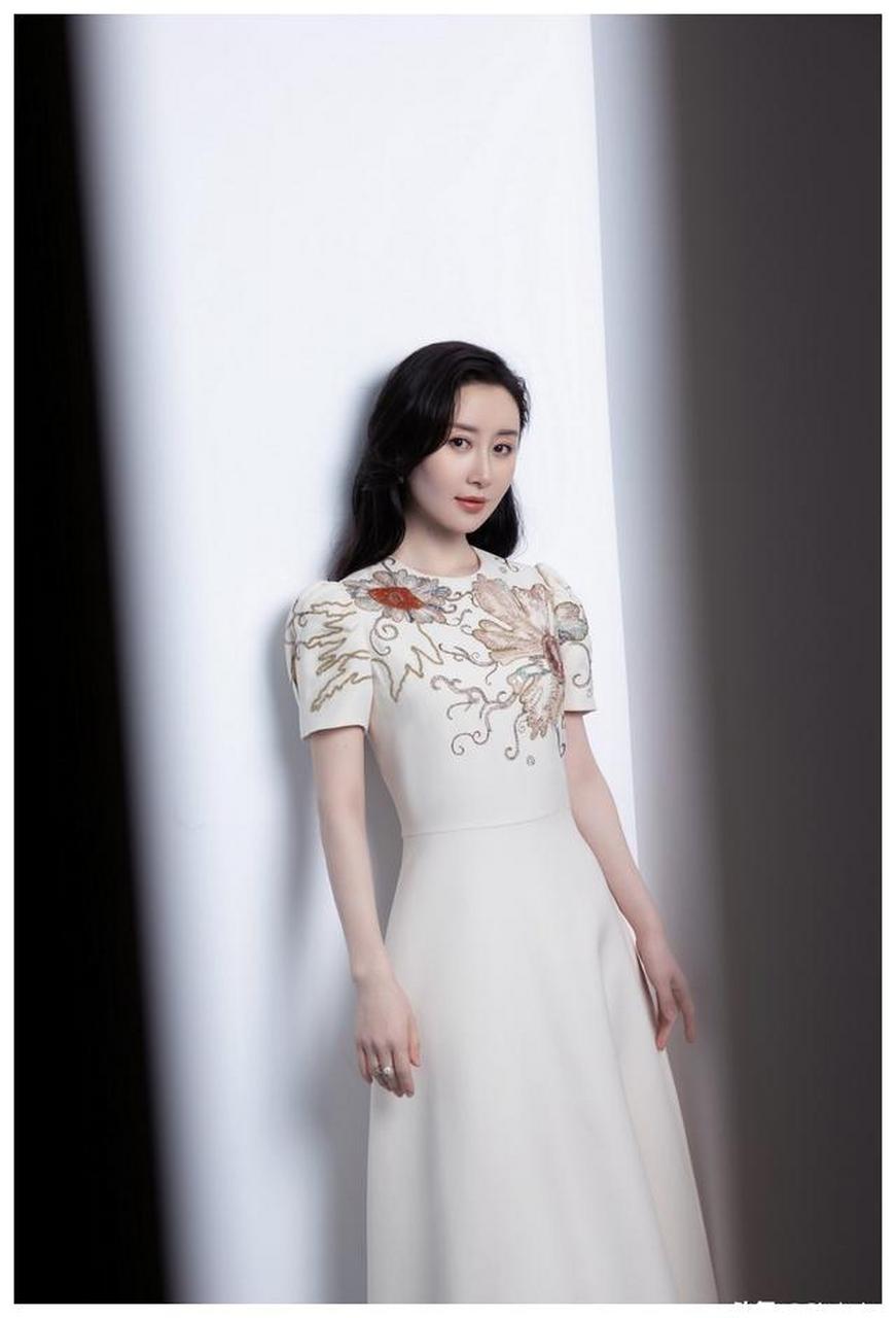 舒畅白色礼服舞台照合集