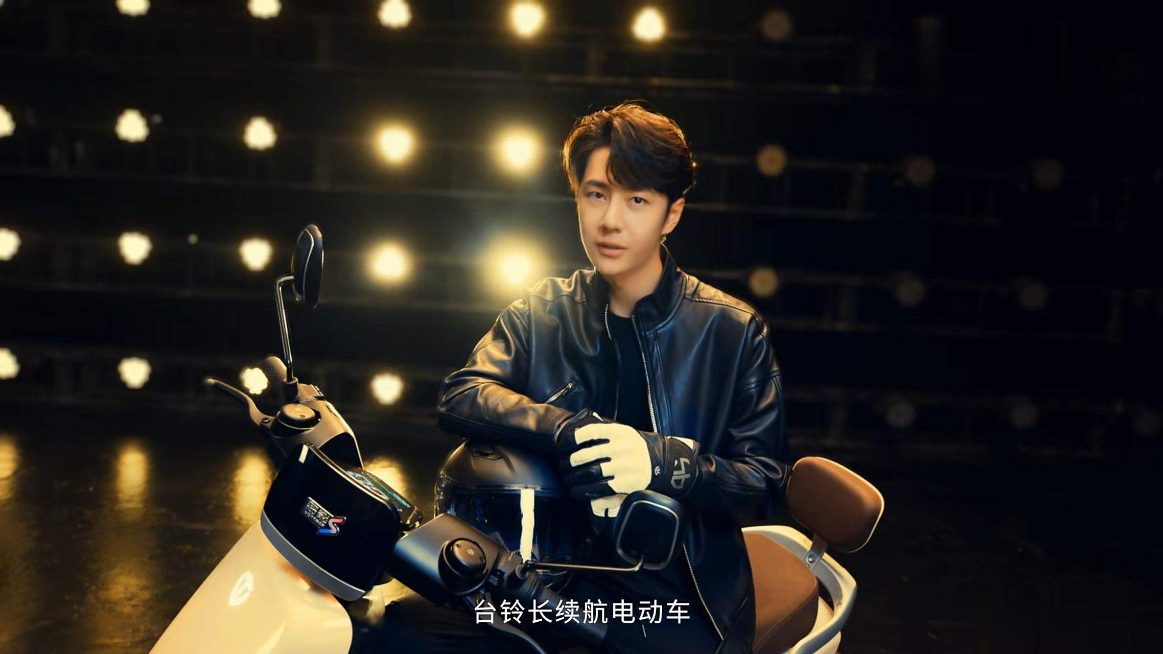 王一博骑台铃眼神杀  王一博与台铃同框,真的是每一个镜头都很帅.