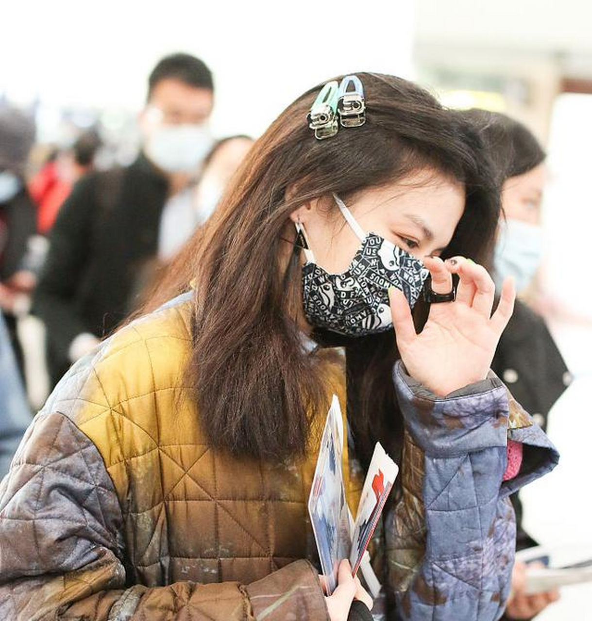 春夏变身文艺少女长衫配长裤简约时尚 长发披肩别发卡少女心满满