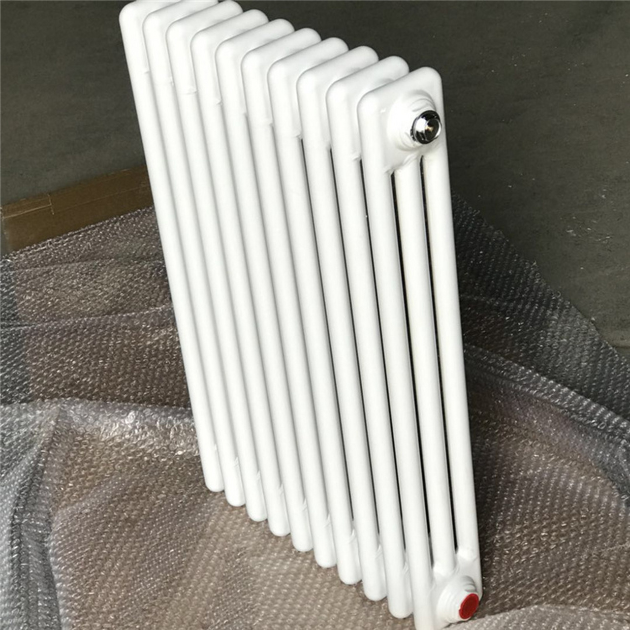 圆三柱散热器 钢三柱长处是结构新鲜公道,散热方法优势互补,功能发扬