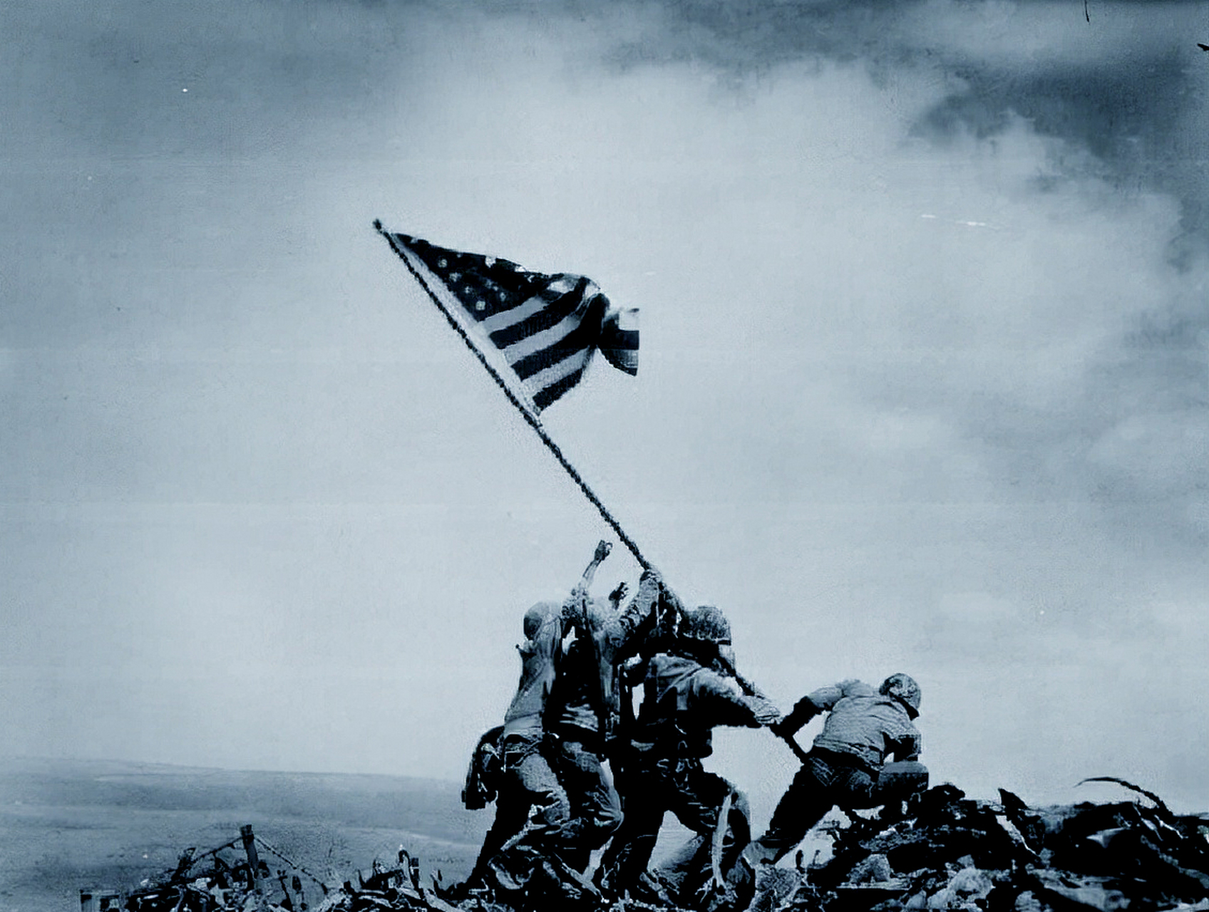 一,苏联的柏林战役:1945年5月1日,苏联士兵在德国国会大厦插上胜利