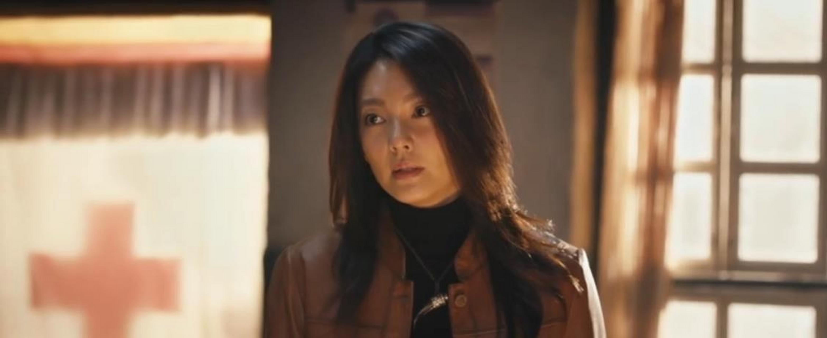 在观看《昆仑神宫》的时候,雪莉杨邀请胡八一去美国看看,言外之意便是