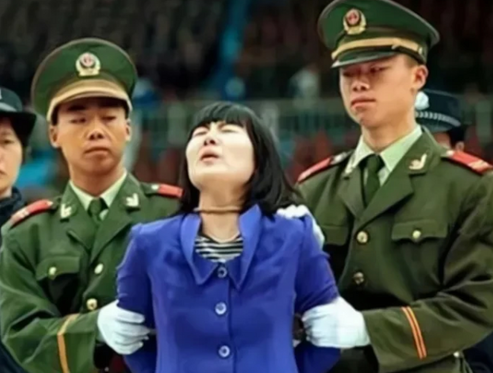 有网友称,该死刑犯的法绳绑法叫"锁喉绳",其目的就是防止死刑犯在被押