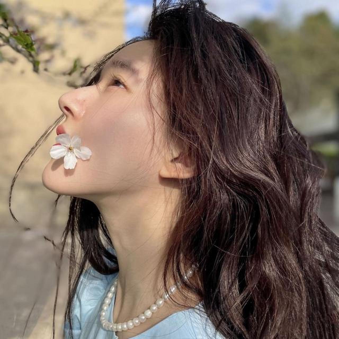 赵露思的天蓝上衣与粉白的樱花相衬,很有早春的小清新感.