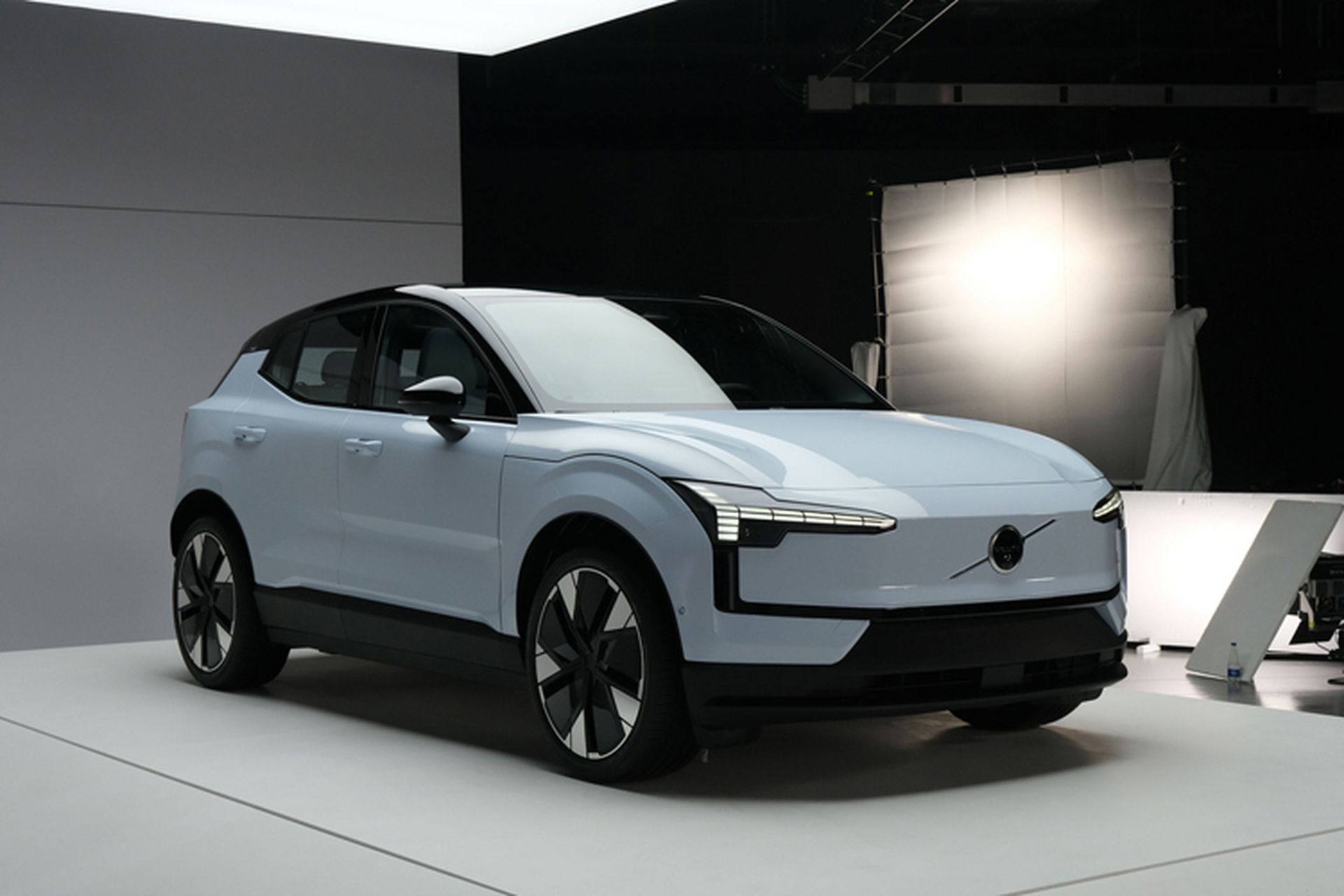 日前,沃尔沃汽车对外发布了名为ex30的全新小型suv车型,该车跟国产