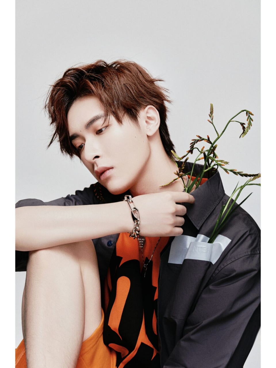 张逸杰杂志写真曝光,光影之间尽显型男魅力  你是否还记得《亲爱的