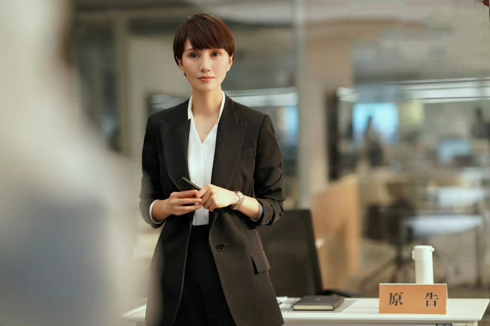 首先,袁泉女士的穿搭注重色彩的搭配,她喜欢使用深色系和浅