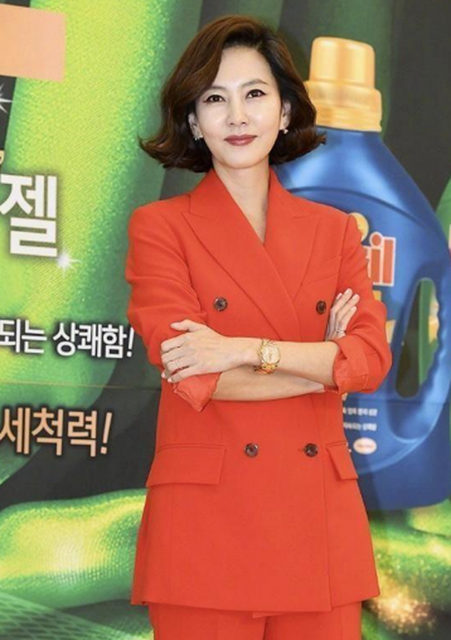 金南珠不愧是韩国气场女王,穿红色西装套装太飒,短发特别高级显年轻