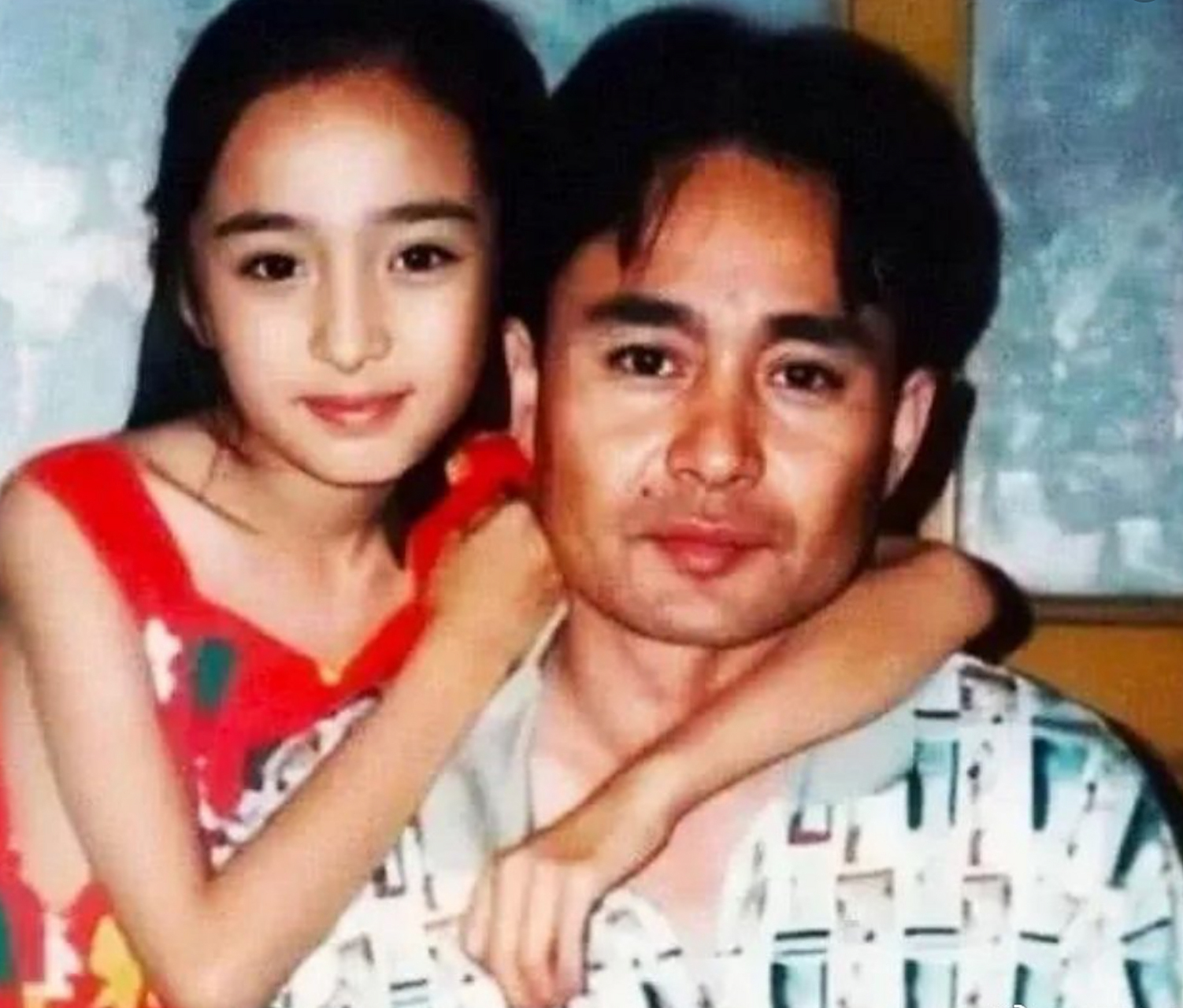 90年代,杨幂和父亲杨晓林的一张合照.