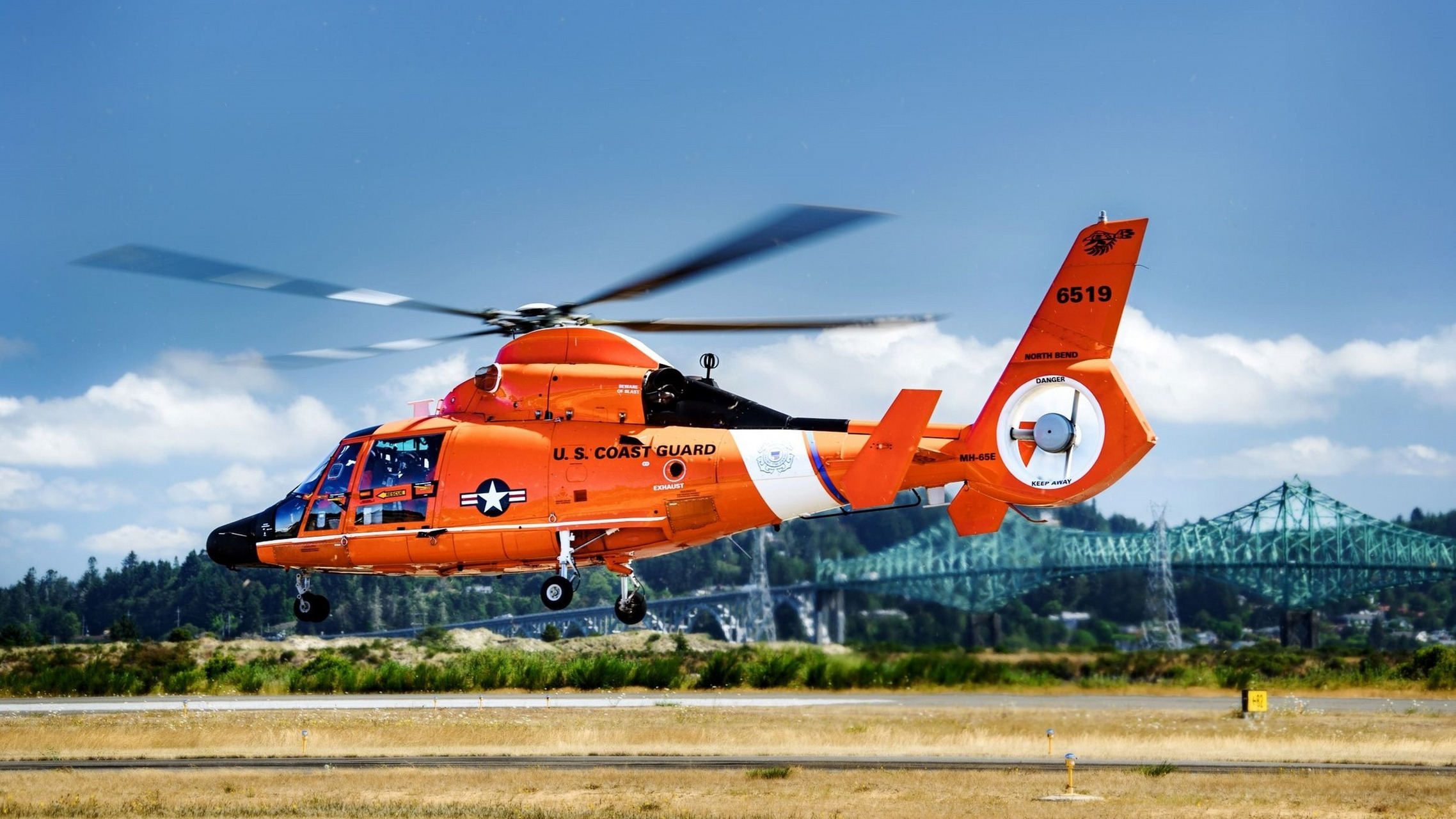 直升机速度快,即使在危险的海况下也能救出乘客,因此直升机对搜救人员