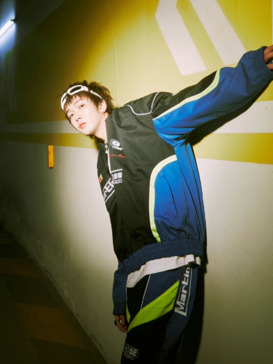 什么才叫特别的人呢 -谢锐韬  verse 1:  在我眼里,特别的人  不是