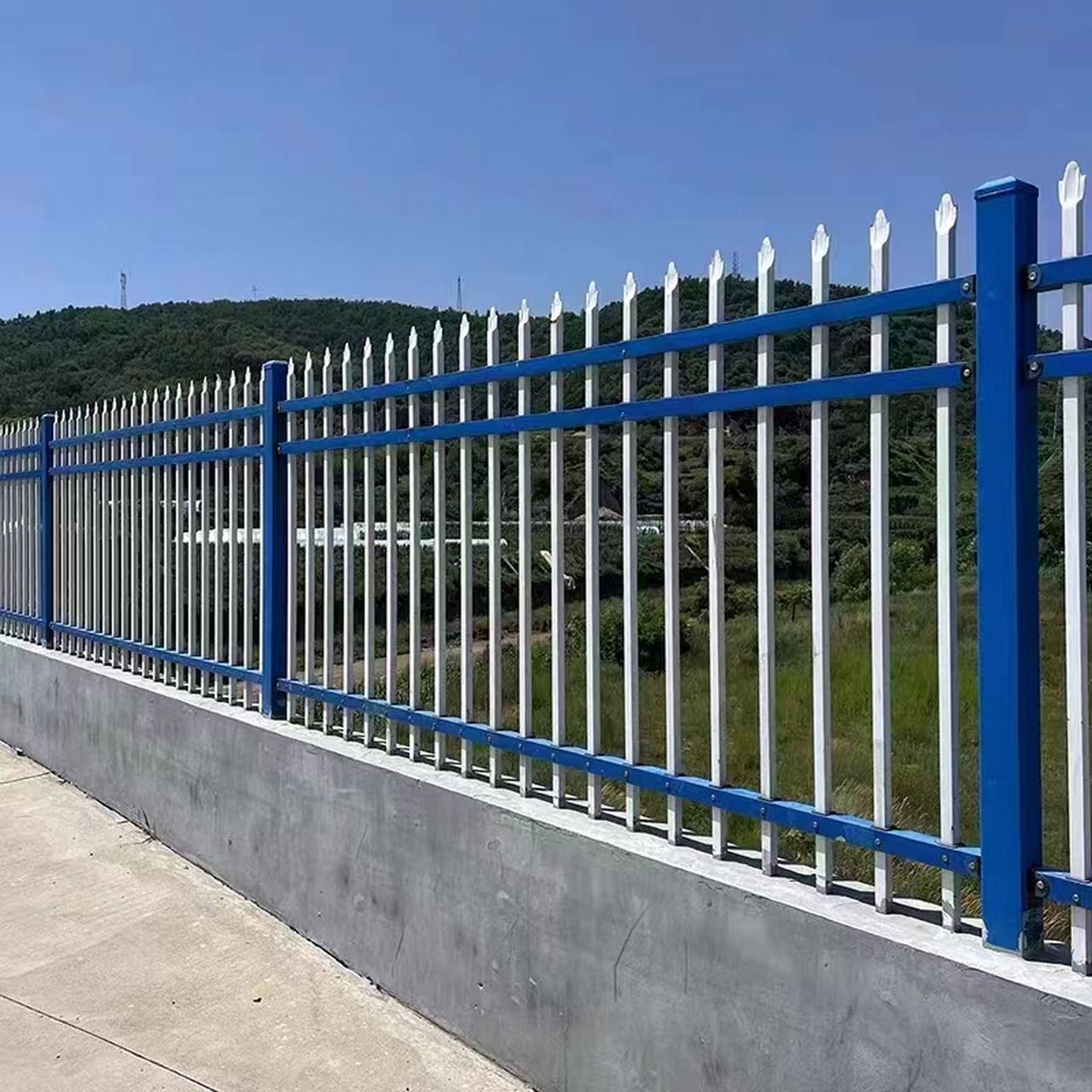 锌钢护栏是指采用锌合金材料制作的阳台护栏,锌钢阳台护栏完美地解决