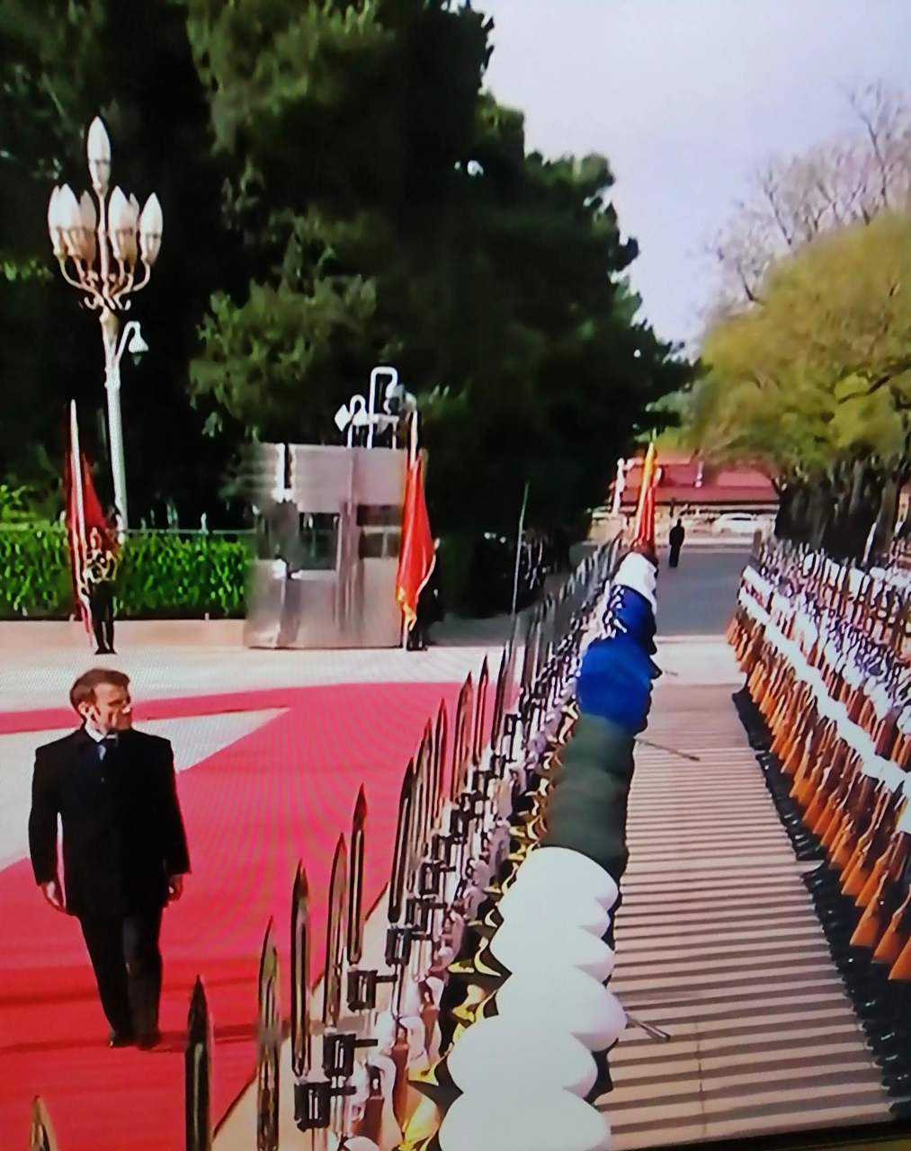 在法国总统马克龙这次访华的欢迎仪式上,有一个细节非常有趣:马克龙