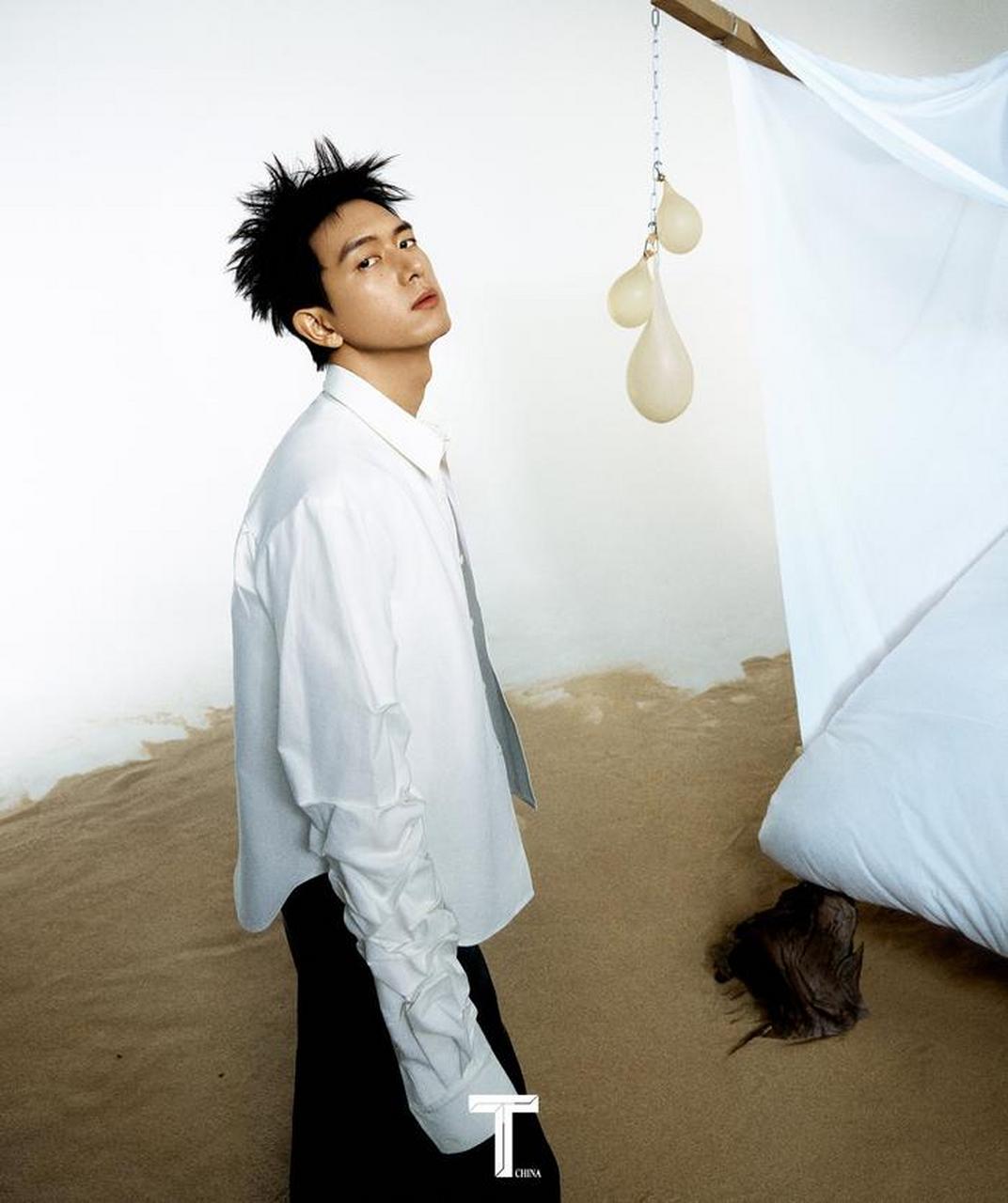 李现出镜 t 中文版八月刊,白背心搭配短发造型演绎白色梦境大片,简单