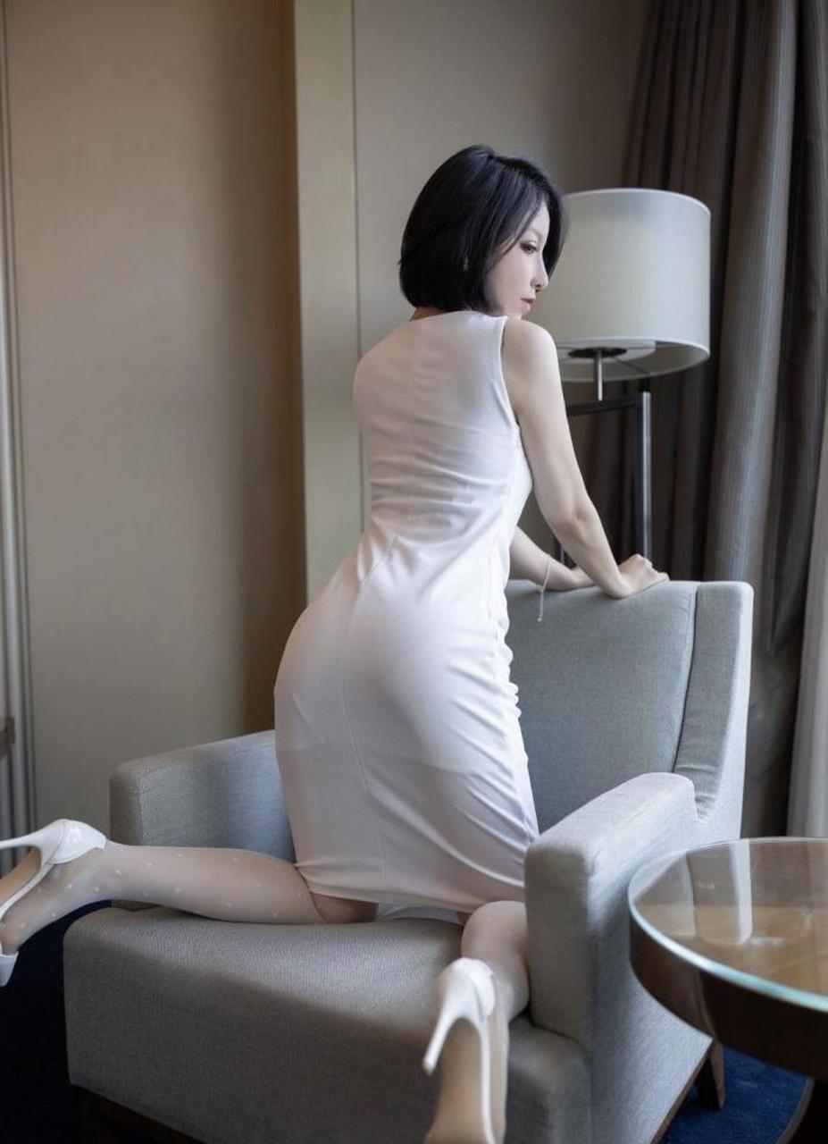 白丝美腿西装美女,短发美女真有气质