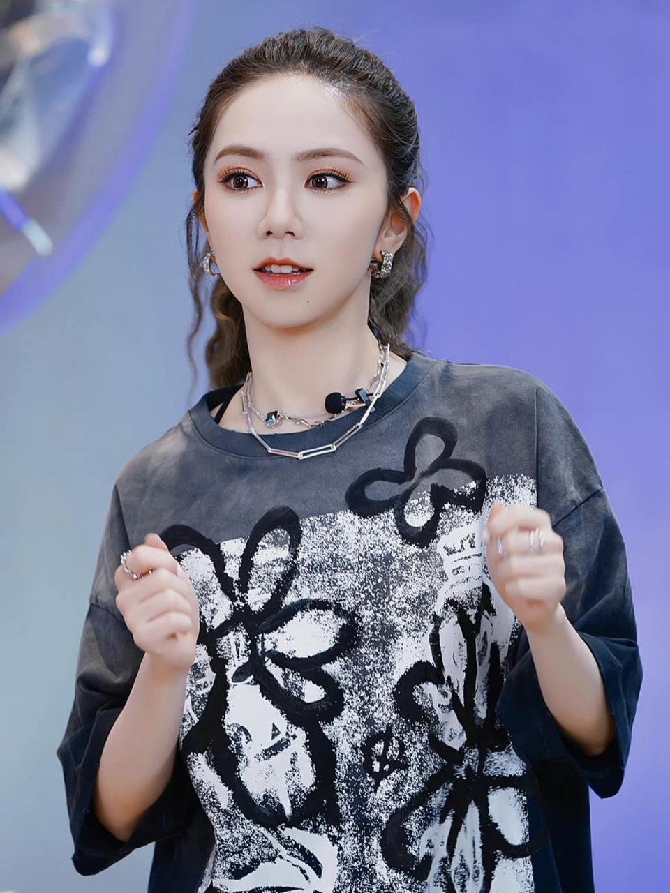 邓紫棋穿搭分享 又甜又酷 眼睛好亮呀!