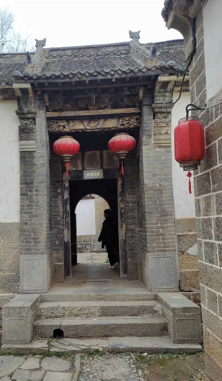 施家沟村李家大院是多处四合院组合成的建筑群,分南北两坪,为省级重点