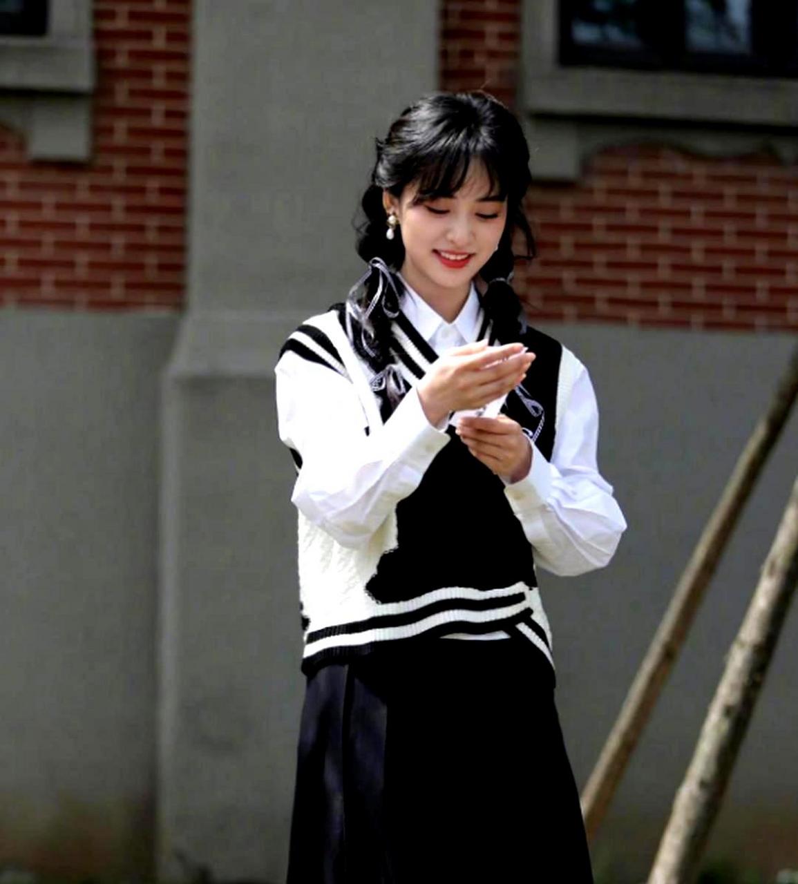 沈月身着校服,清新美丽.