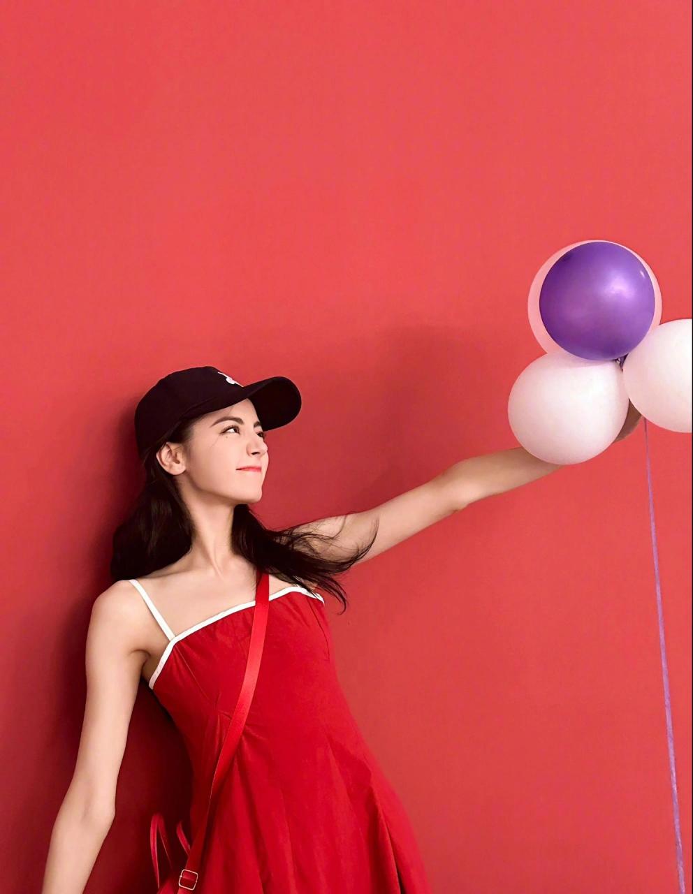 迪丽热巴红裙穿搭 明媚热烈又可爱 热巴好适合红色,私底下蹦蹦跳跳像