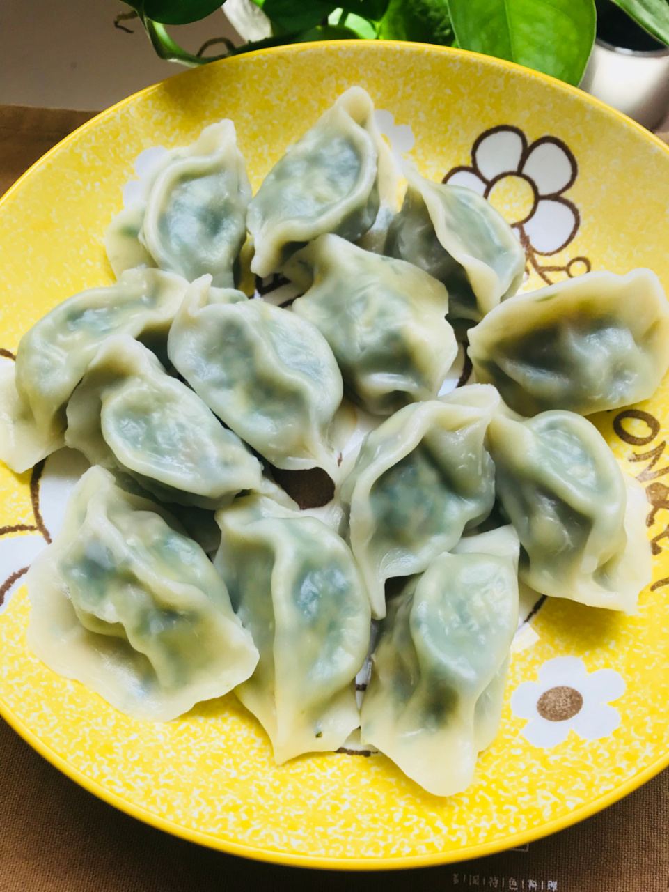 荠菜罗汉笋水饺家里水饺的囤货是不会断的,每次去超市都会买一点思念