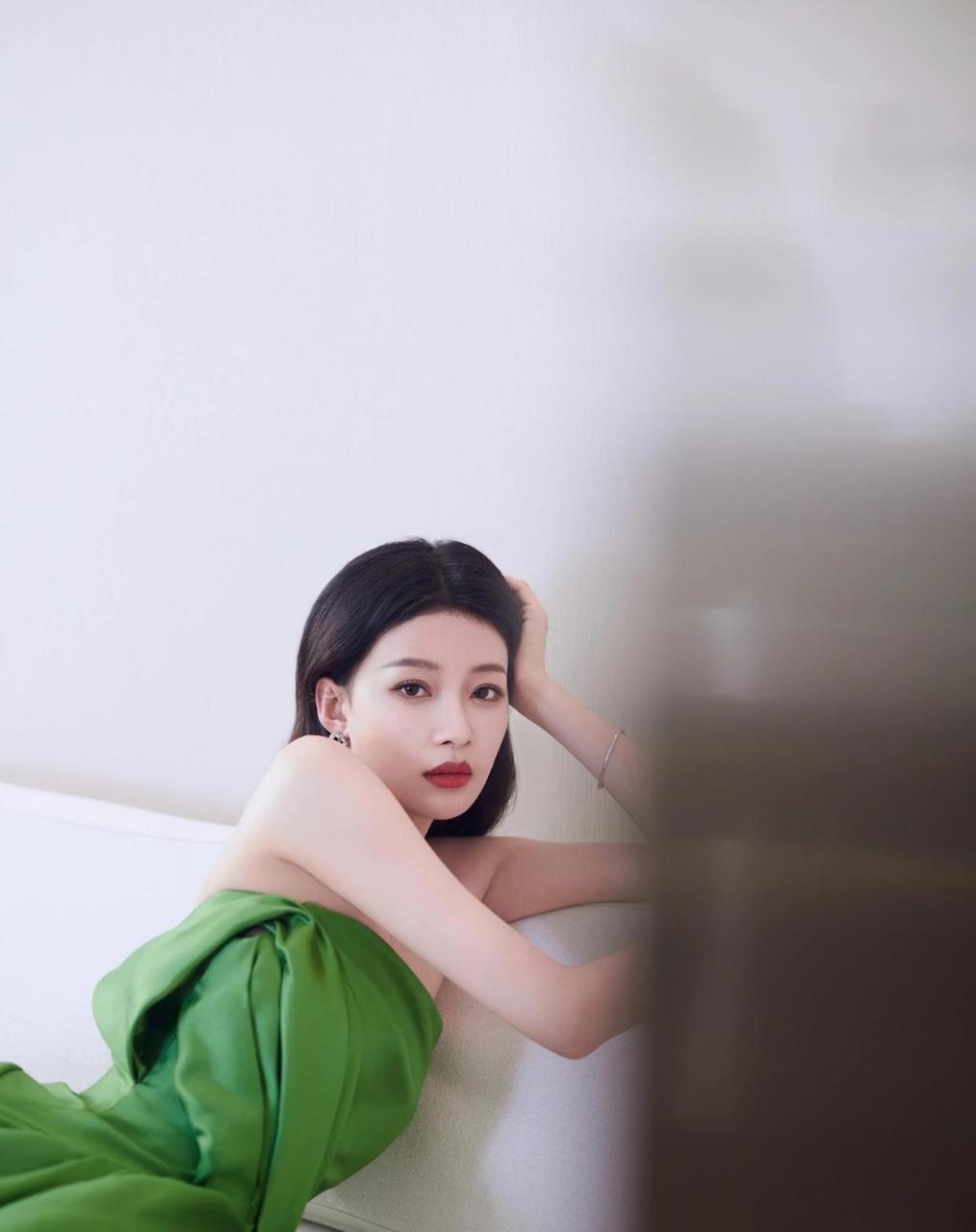 孙怡出席榜上榜年度盛典造型 身穿beyond绿色抹胸缎面礼服,肤白貌美