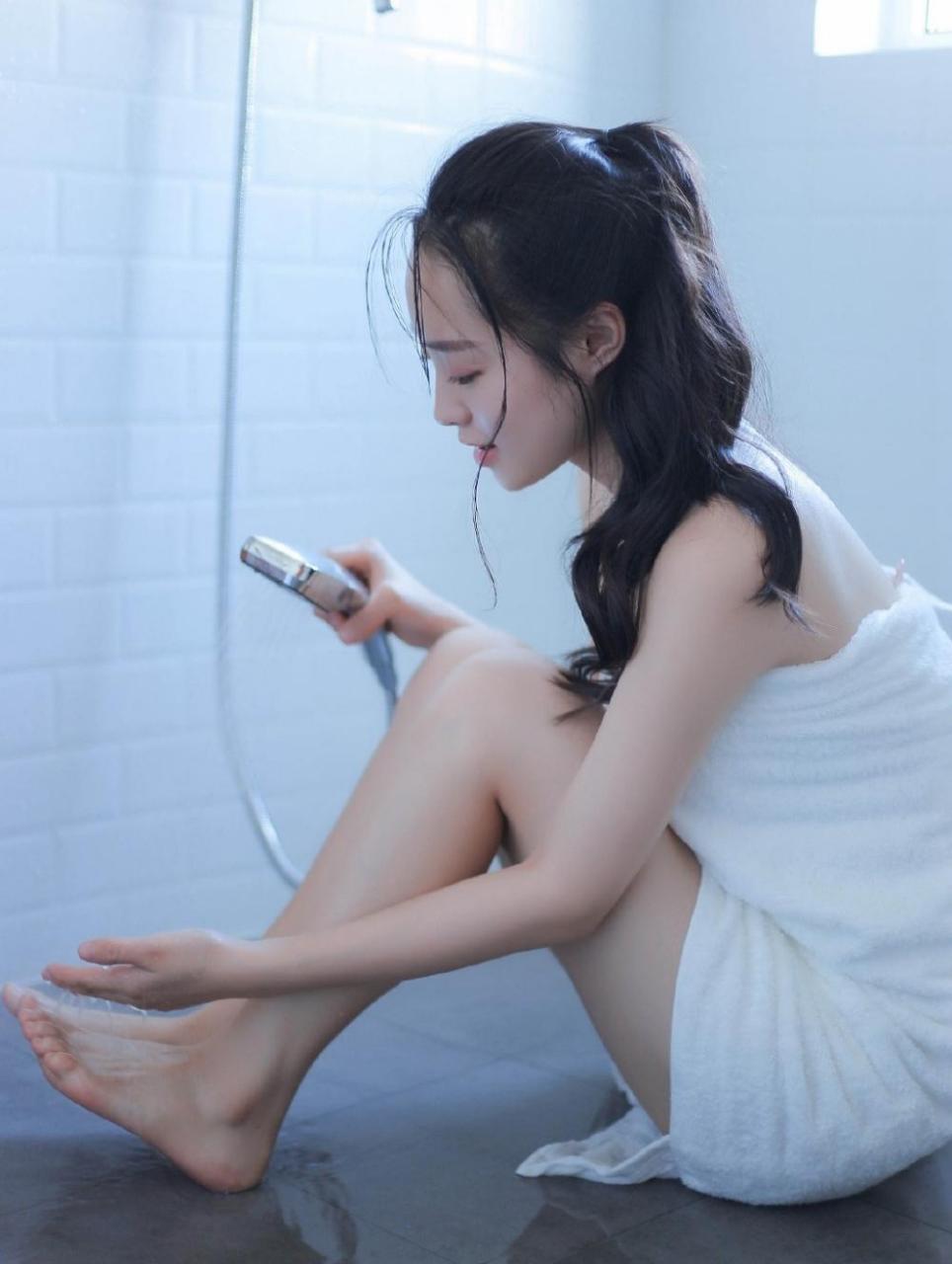 清新靓丽的少女浴室艺术照