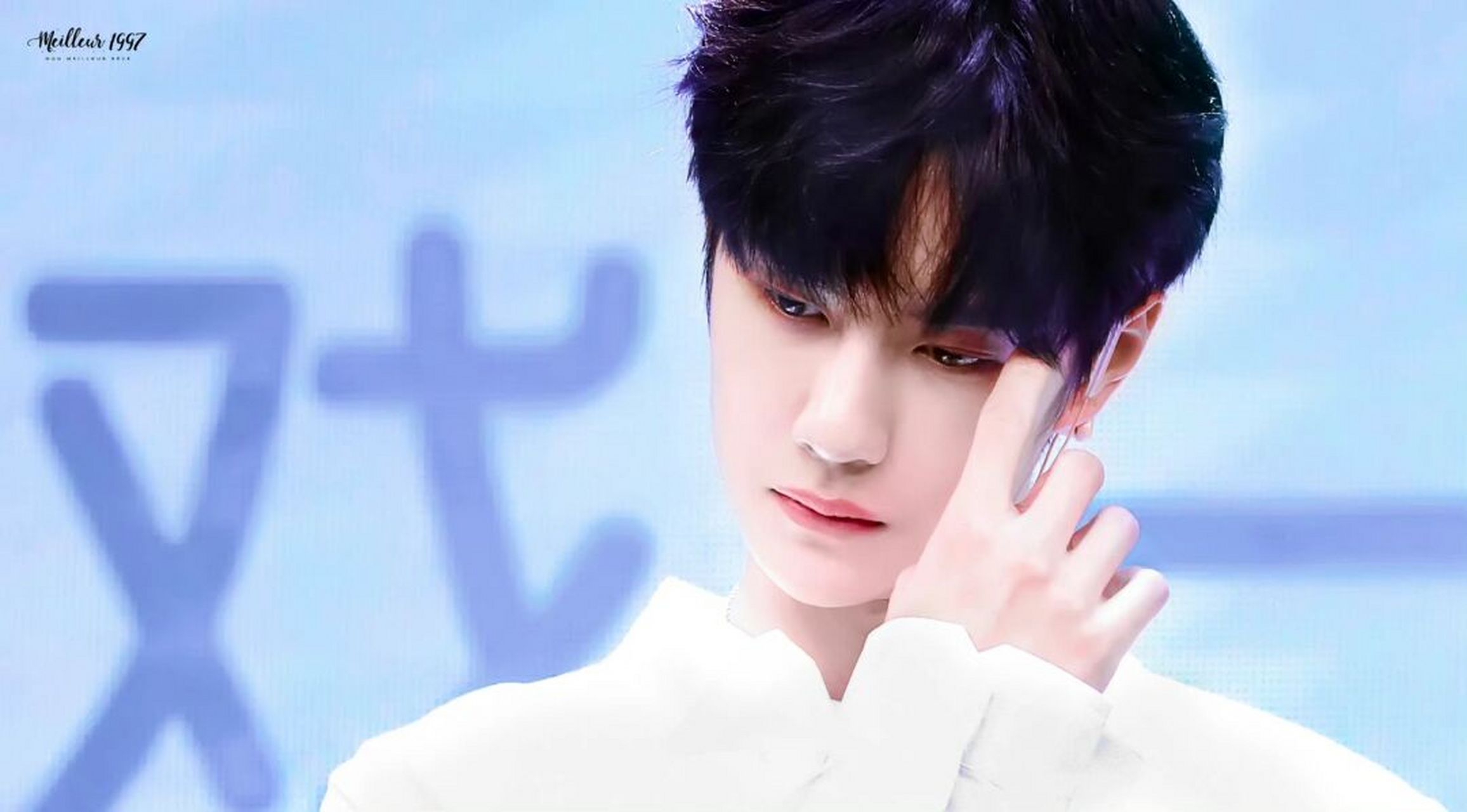 王一博白色翻领衬衫搭配 没有任何的印花图案 这两件都是每一个男生