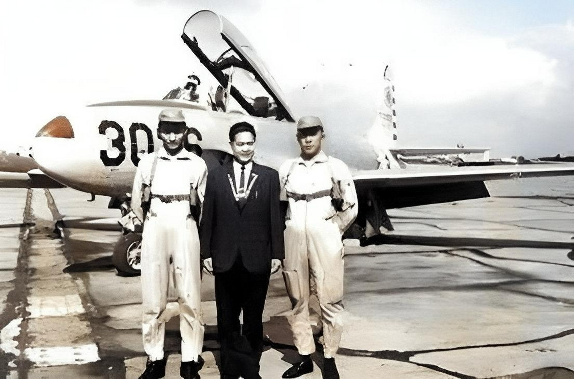 1965年,李显·宾(李显 bing)从杭州的笕桥机场超市(笕桥机场超市)驾驶