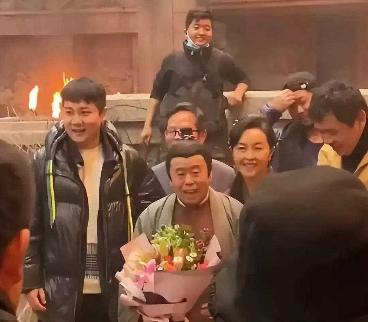 邀请了潘长江饰演宋江,于震饰演吴用!