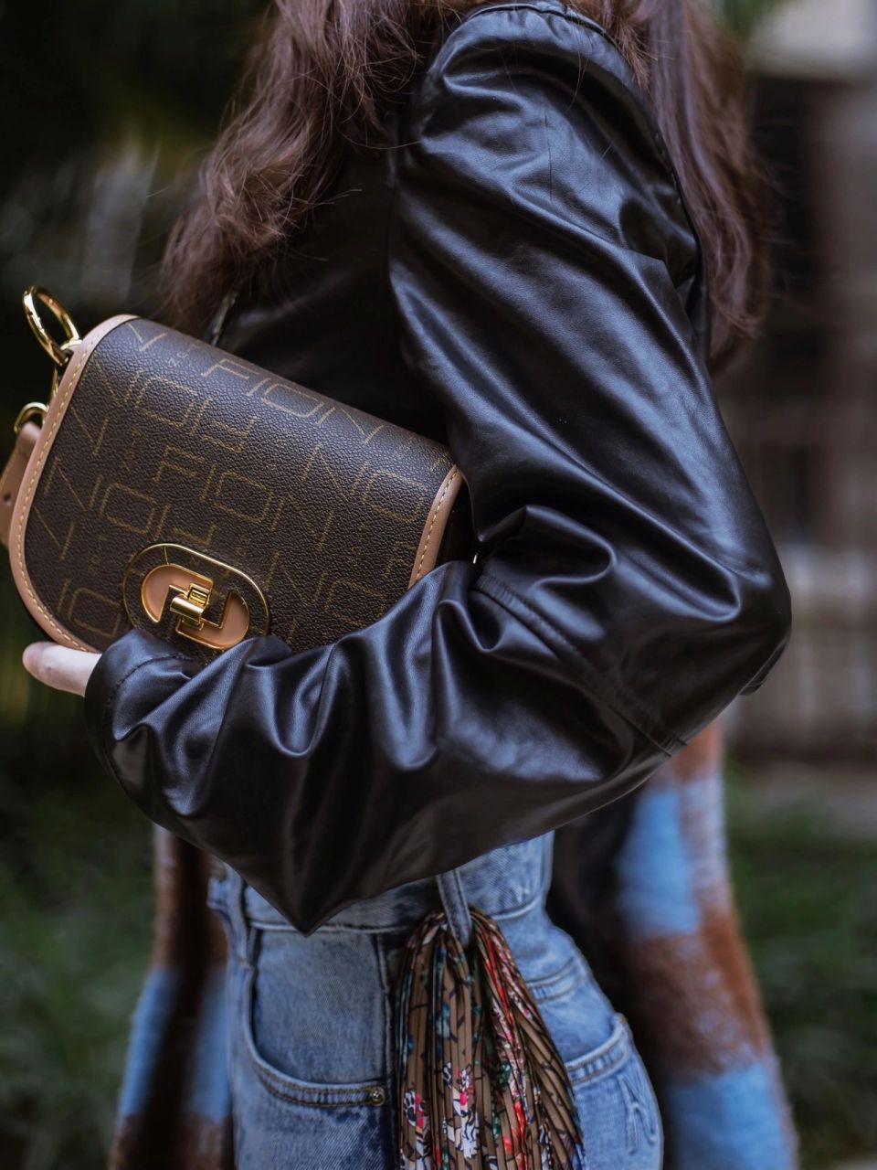 ins风穿搭复古吸睛蓝棕撞色 今天的配色思路主要以 蓝 棕 黑 为主