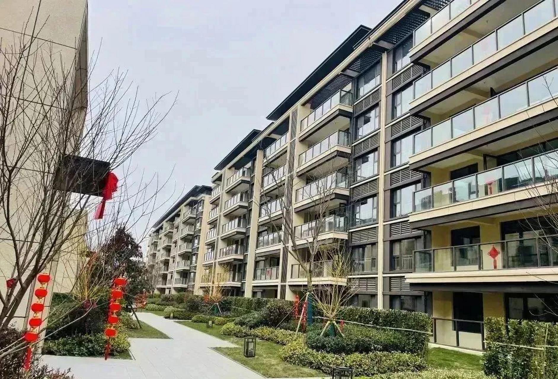 万城春暖花开竟然这么快交房了,对比我上一篇说的那个楼盘,差距真是大