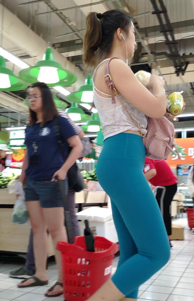 街拍蓝色瑜伽裤圆臀翘臀美臀美女