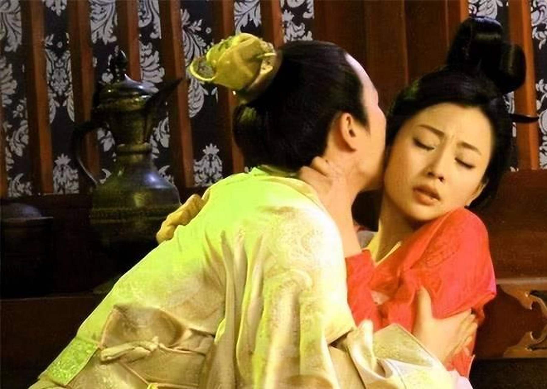 当年,南唐后主李煜和小周后被押到汴京,宋太宗垂涎小周后美貌,于是