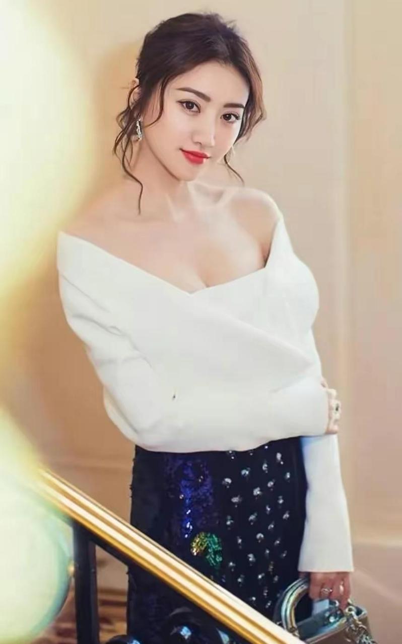 景甜肤白胜雪,身材傲人,真是绝色佳人.眉目传情,撩人心怀.