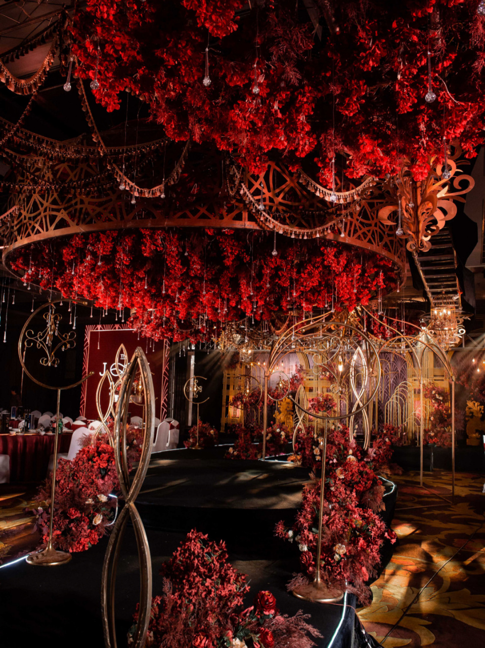 很多人都倾向于白色西式婚礼,其实只要运用的好,红色婚礼现场布置