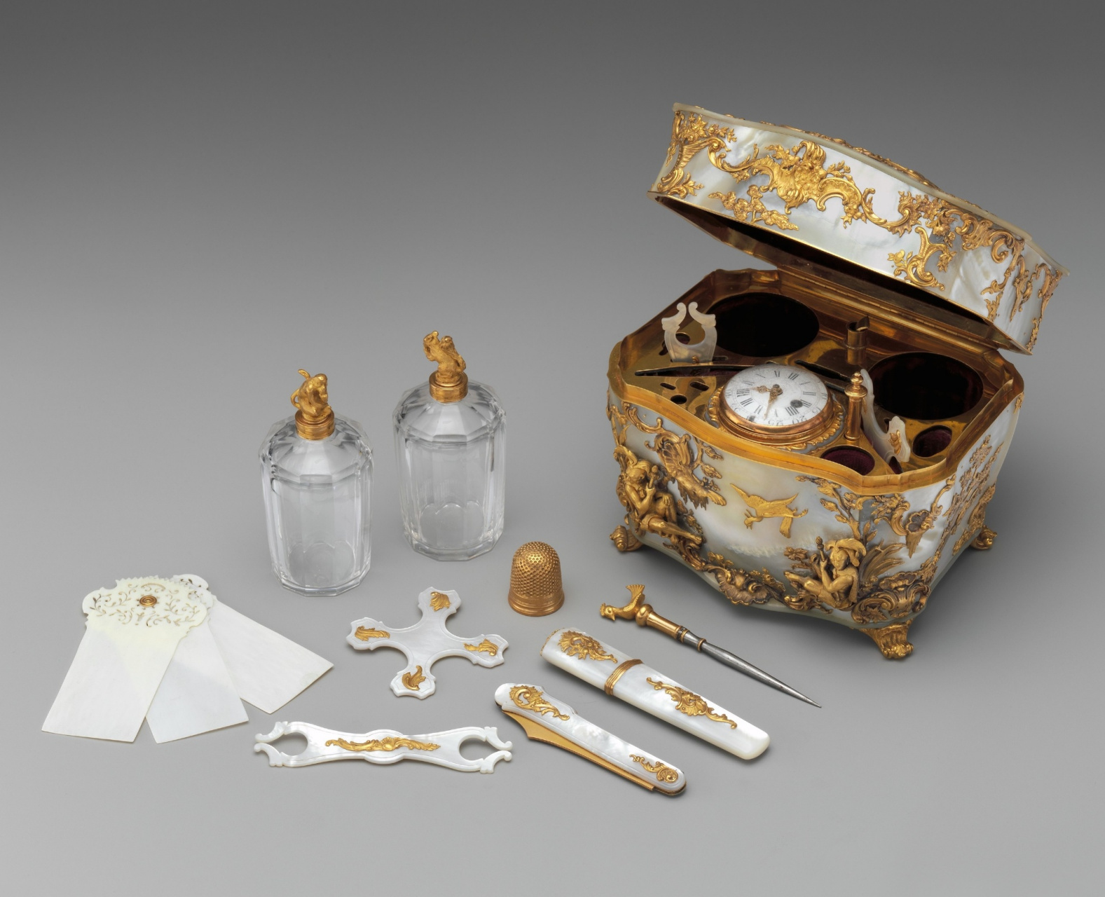 美国大都会博物馆收藏的一件18世纪洛可可风格德国制作的缝纫套件