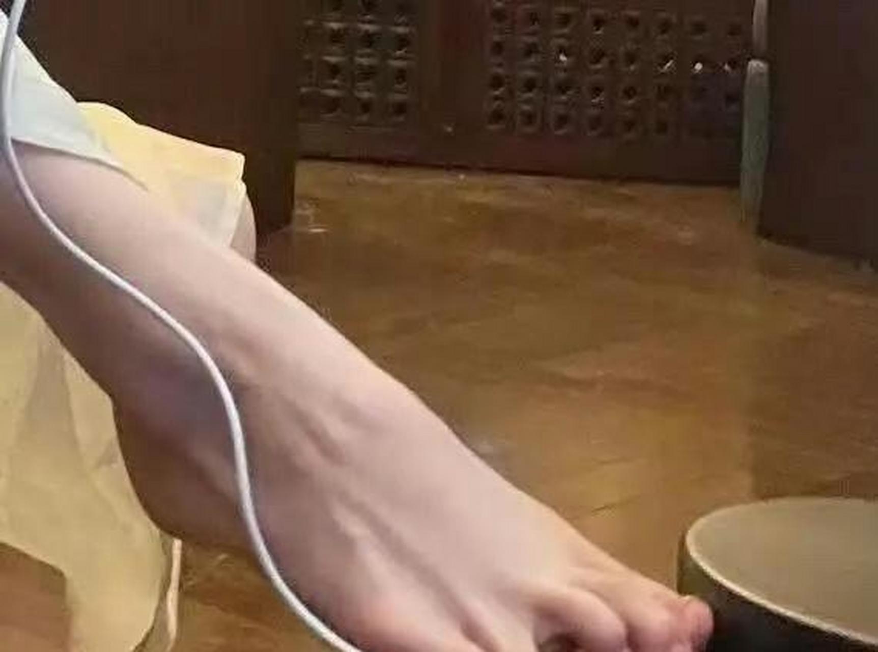 赵露思光脚拍写真,有谁注意她的"罗马脚",男粉瞬间不淡定了